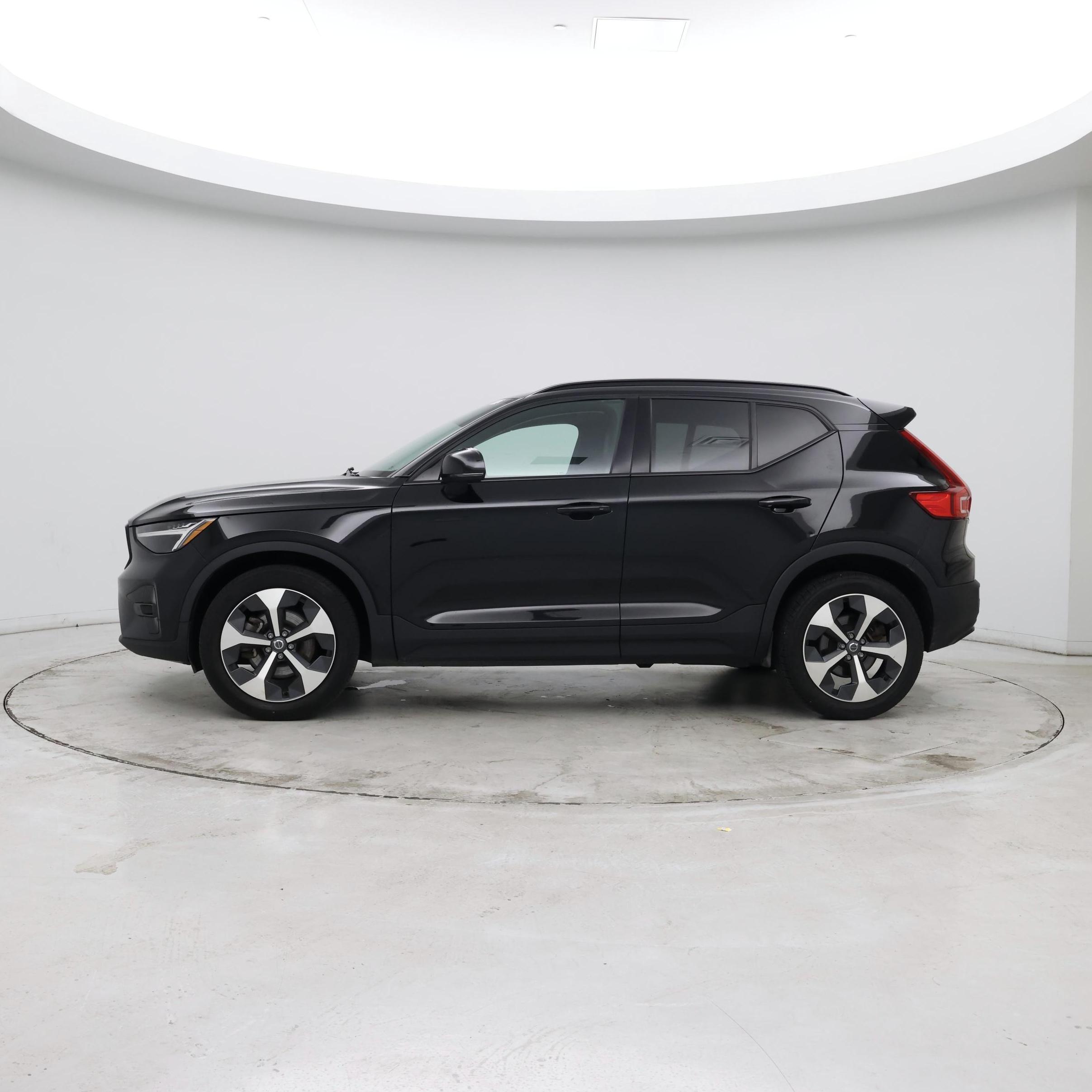 Thumbnail: 2023 Volvo XC40 - 2