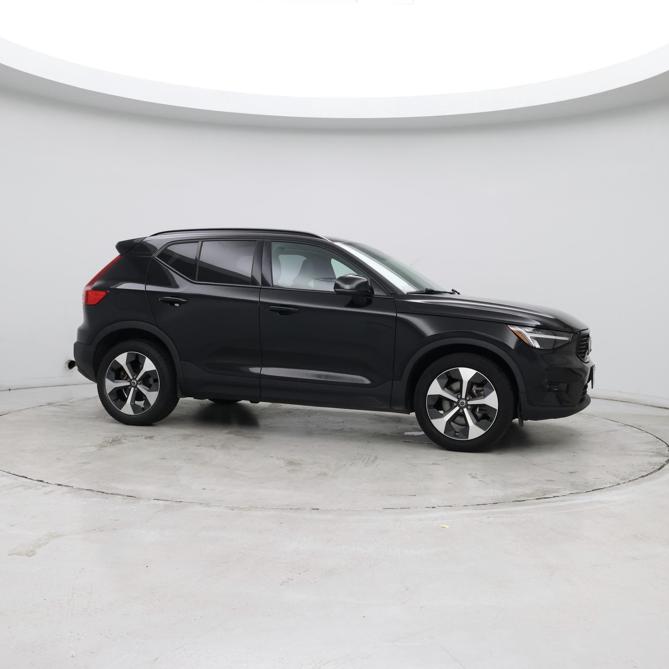 Thumbnail: 2023 Volvo XC40 - 7