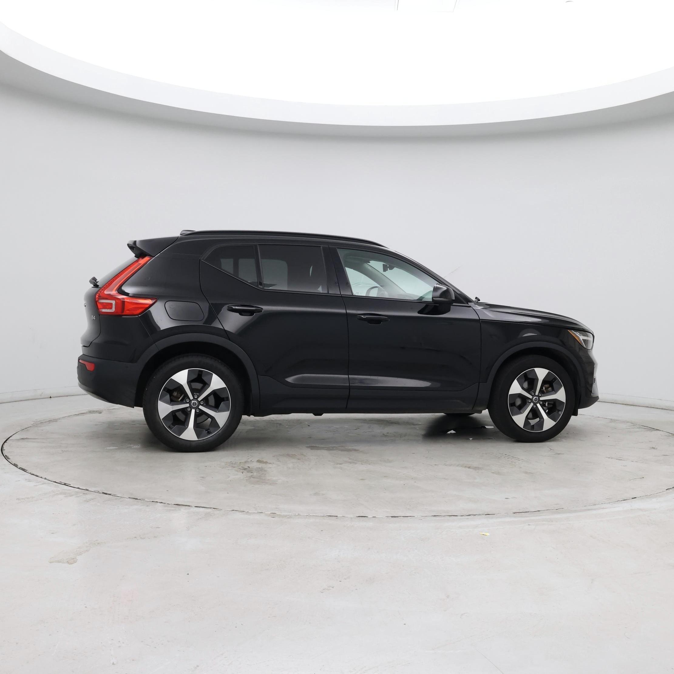 Thumbnail: 2023 Volvo XC40 - 8