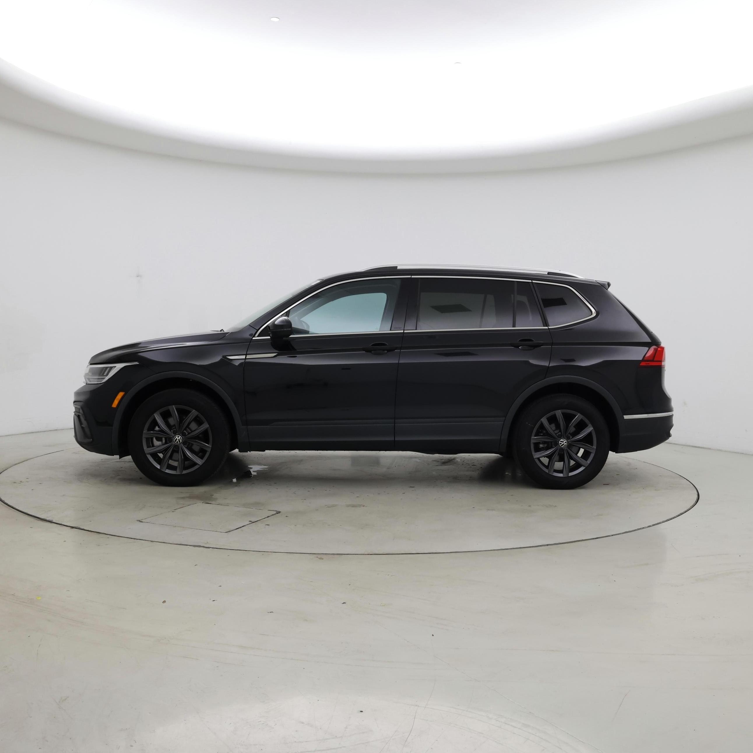 Thumbnail: 2023 Volkswagen Tiguan - 3