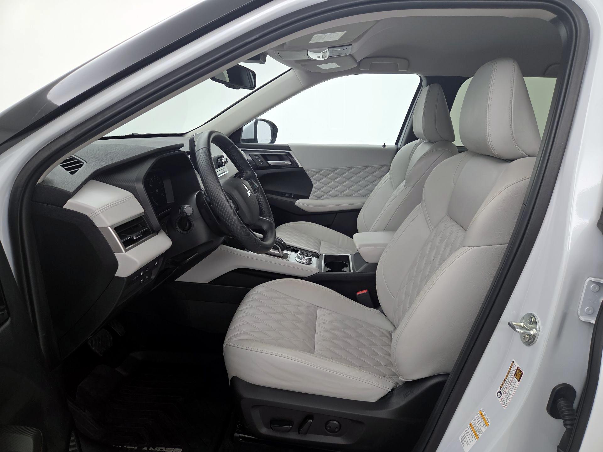 Thumbnail: 2023 Mitsubishi Outlander - 11