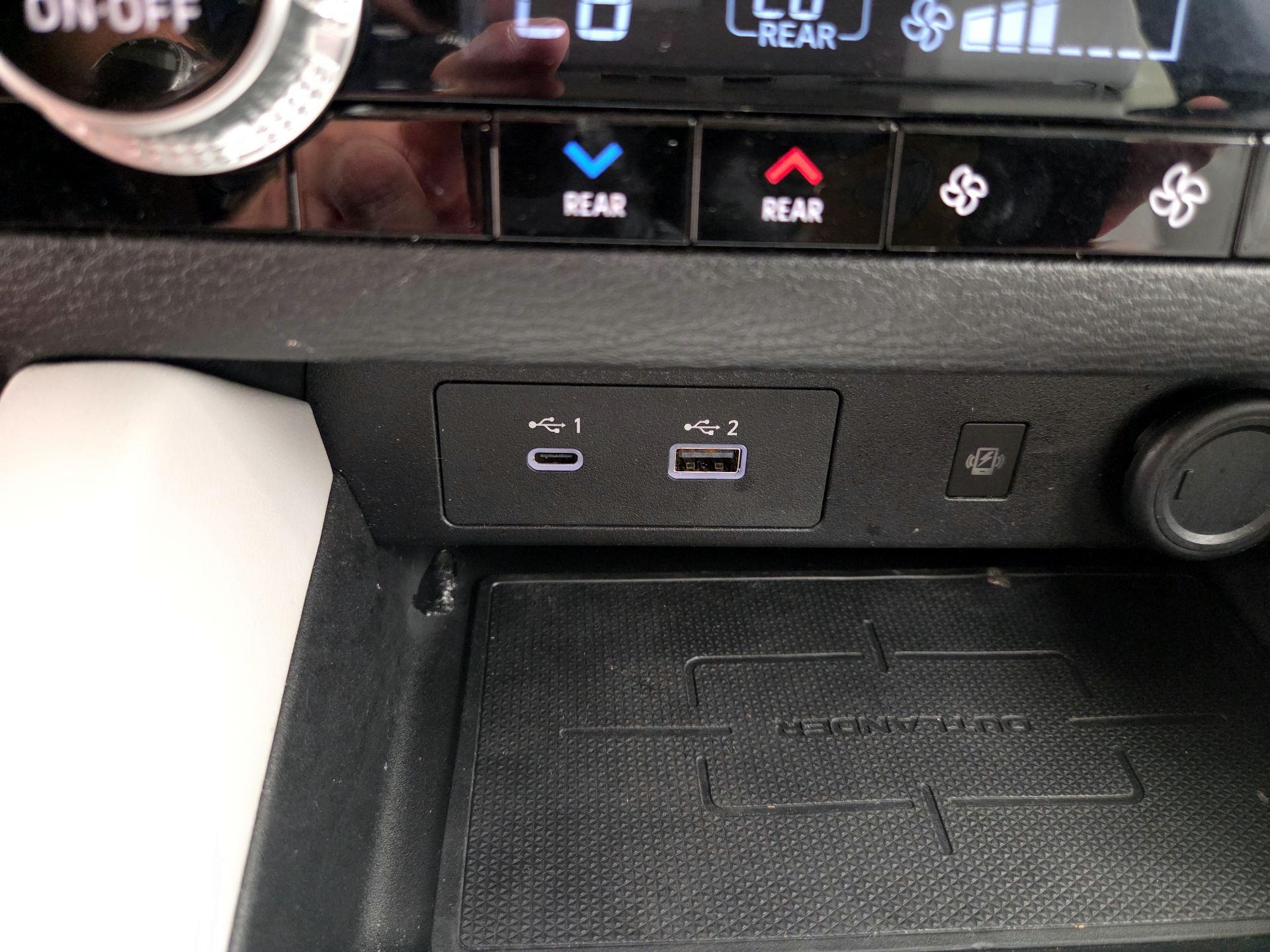 Thumbnail: 2023 Mitsubishi Outlander - 19