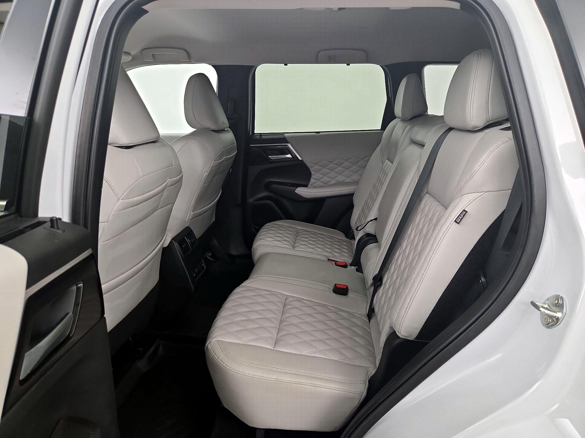 Thumbnail: 2023 Mitsubishi Outlander - 20
