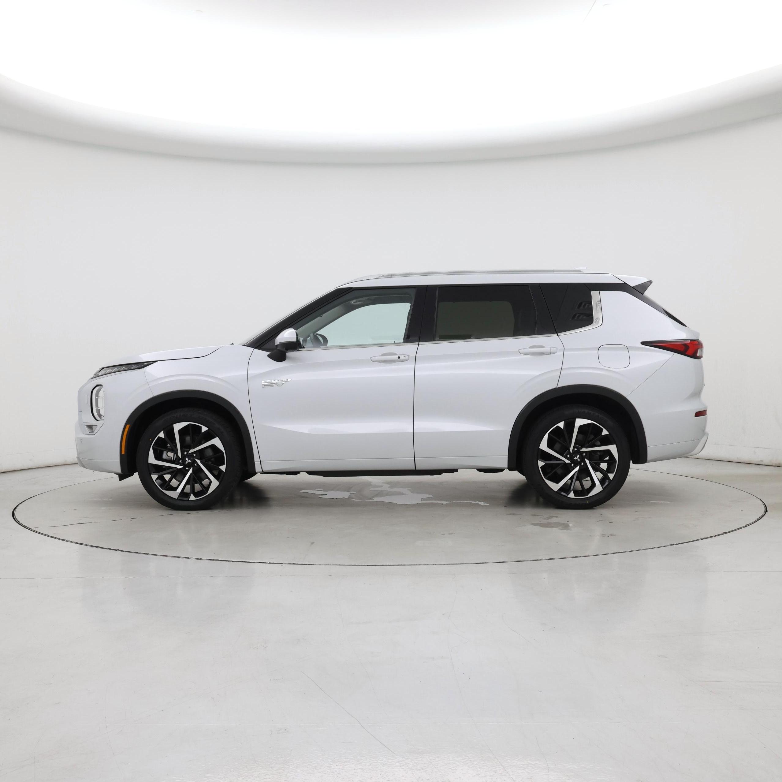 Thumbnail: 2023 Mitsubishi Outlander - 3