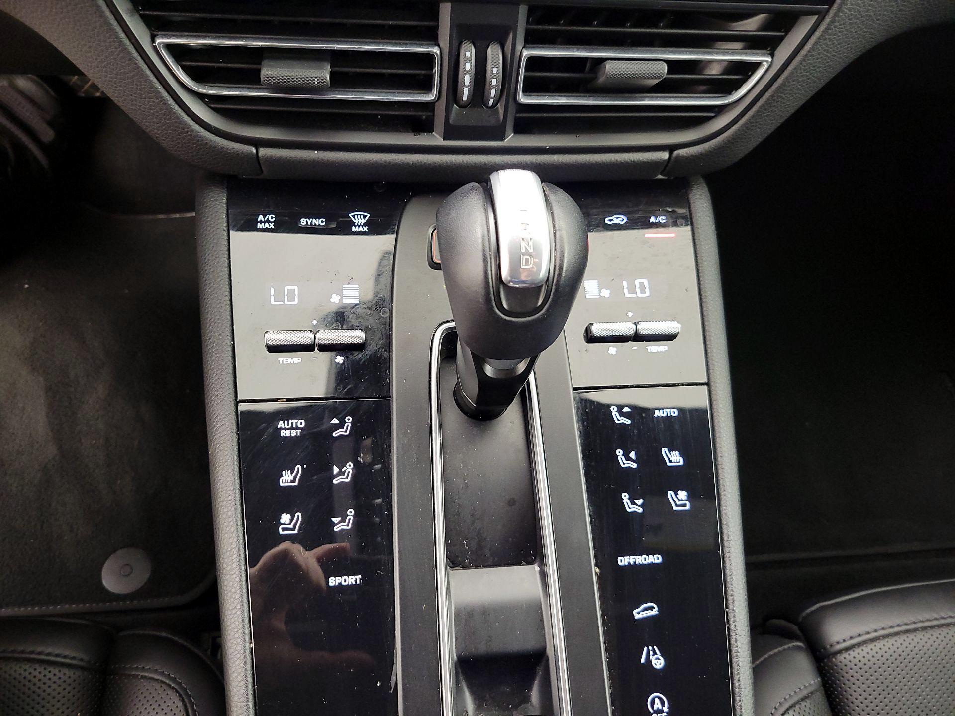 Thumbnail: 2022 Porsche Macan - 18