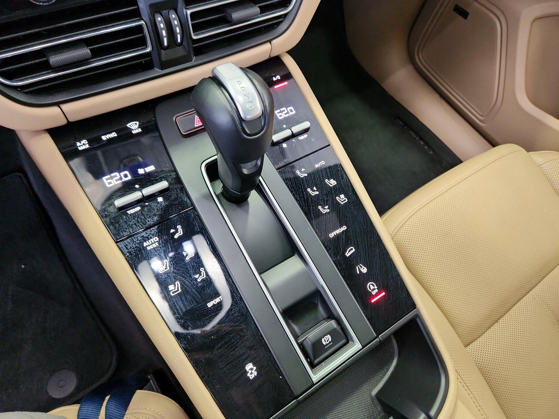 Thumbnail: 2023 Porsche Macan - 17