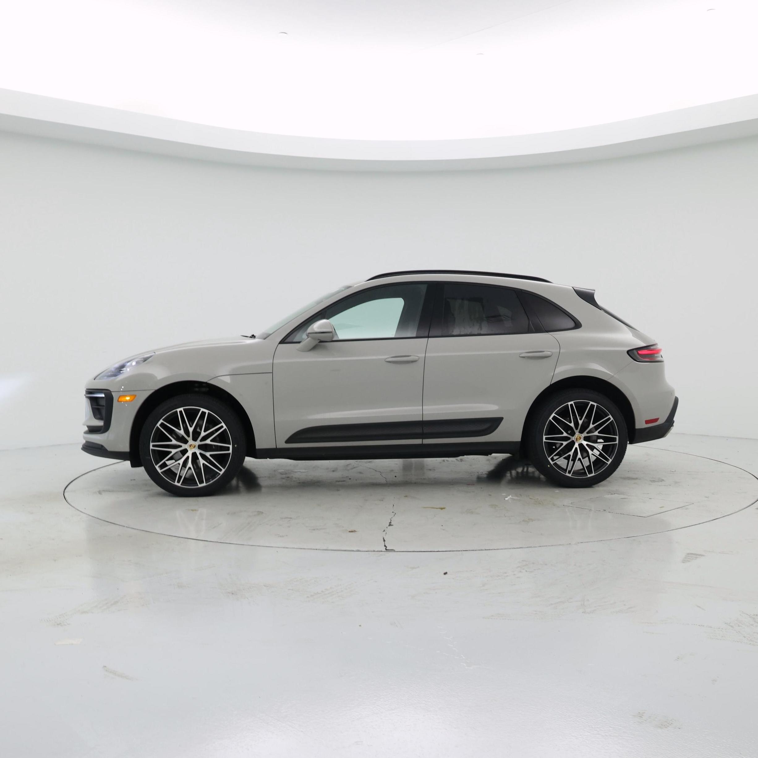 Thumbnail: 2023 Porsche Macan - 3