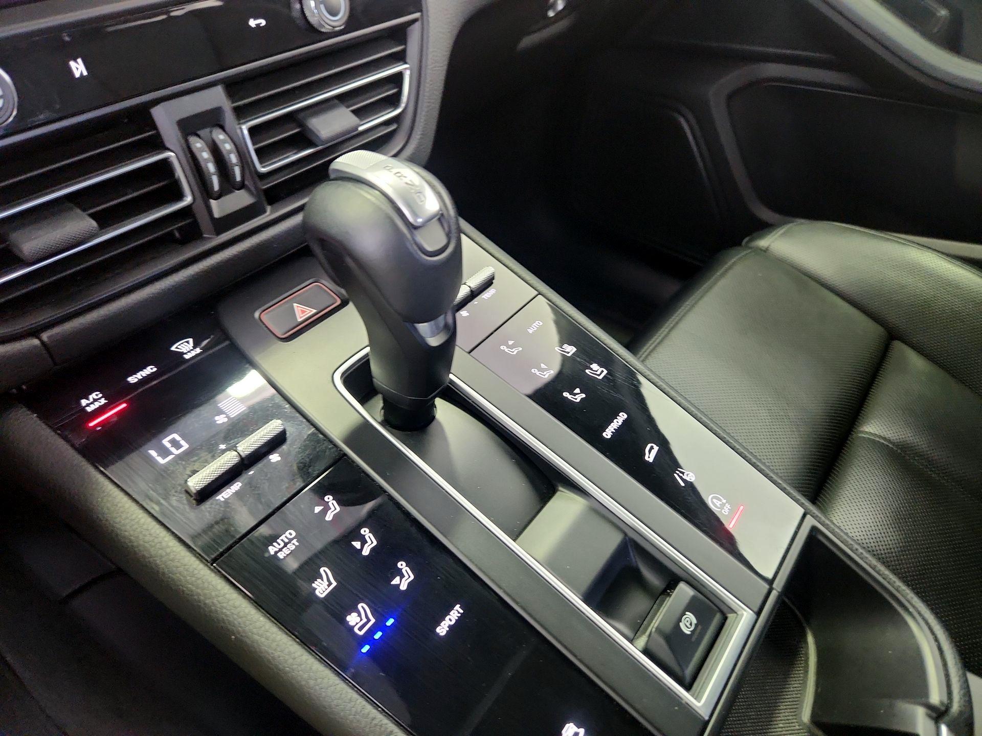 Thumbnail: 2023 Porsche Macan - 17