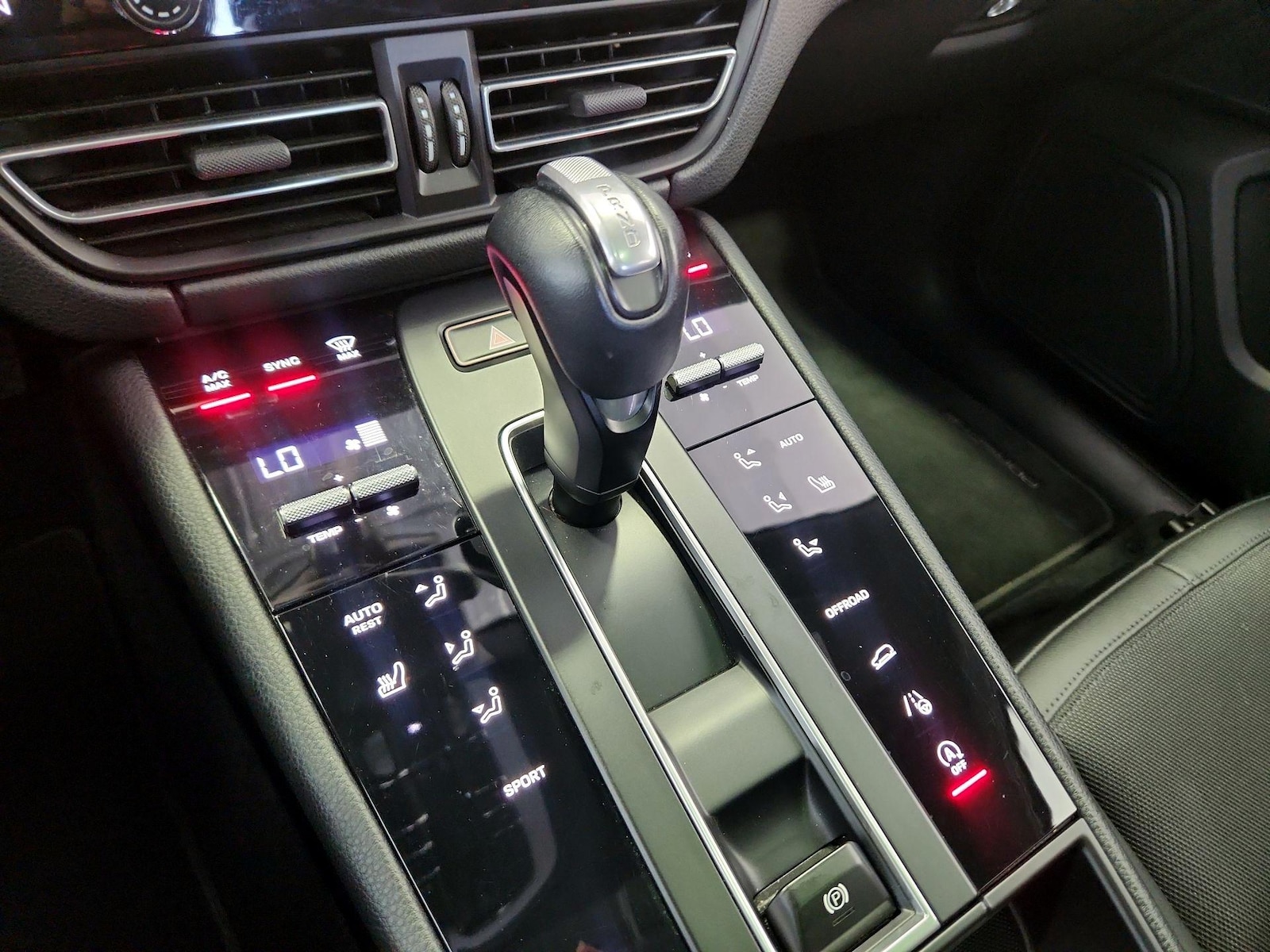 2022 Porsche Macan Base - Photo 18