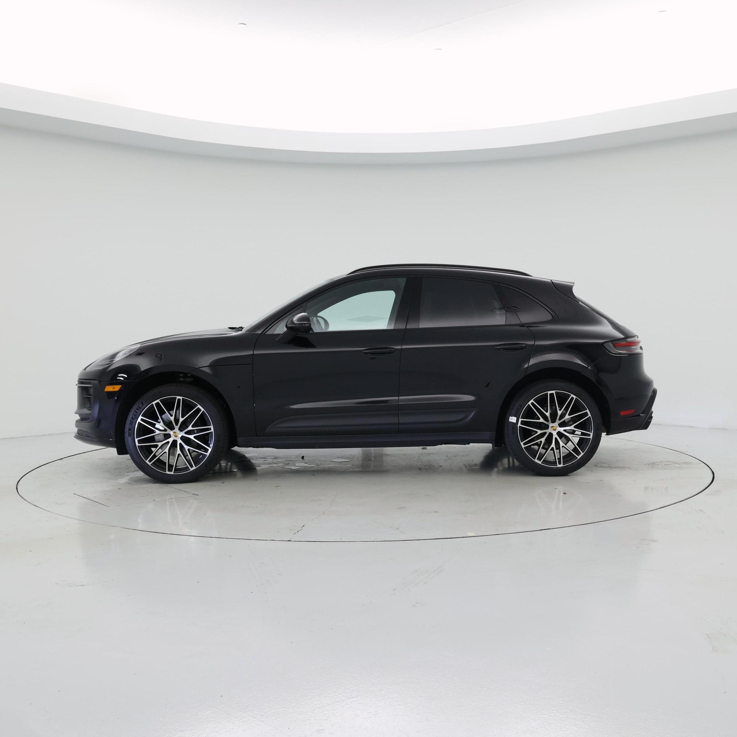Thumbnail: 2023 Porsche Macan - 3