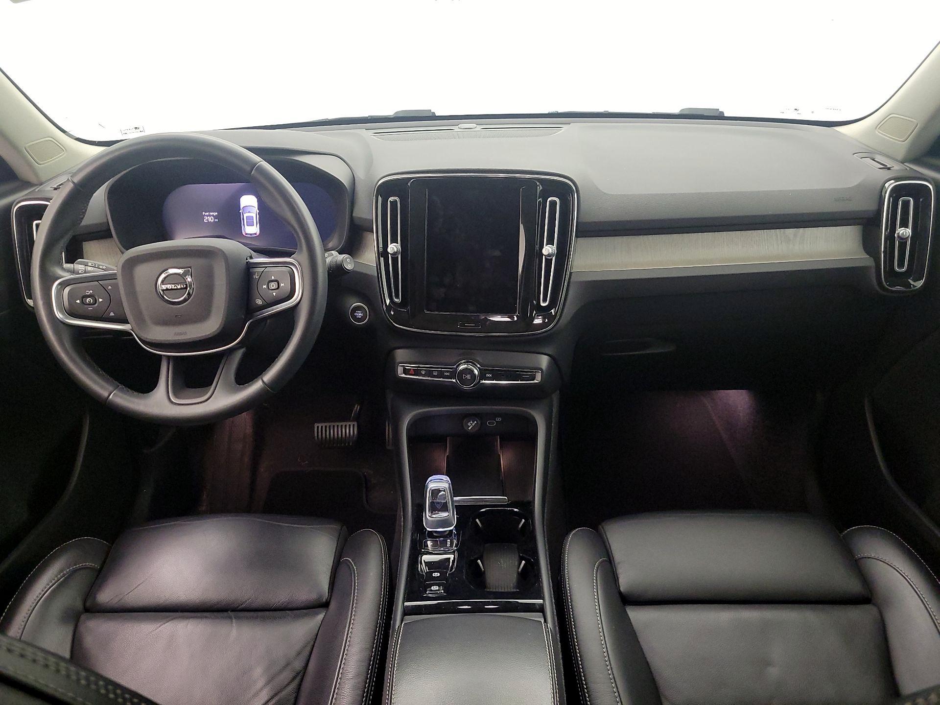 Thumbnail: 2023 Volvo XC40 - 9