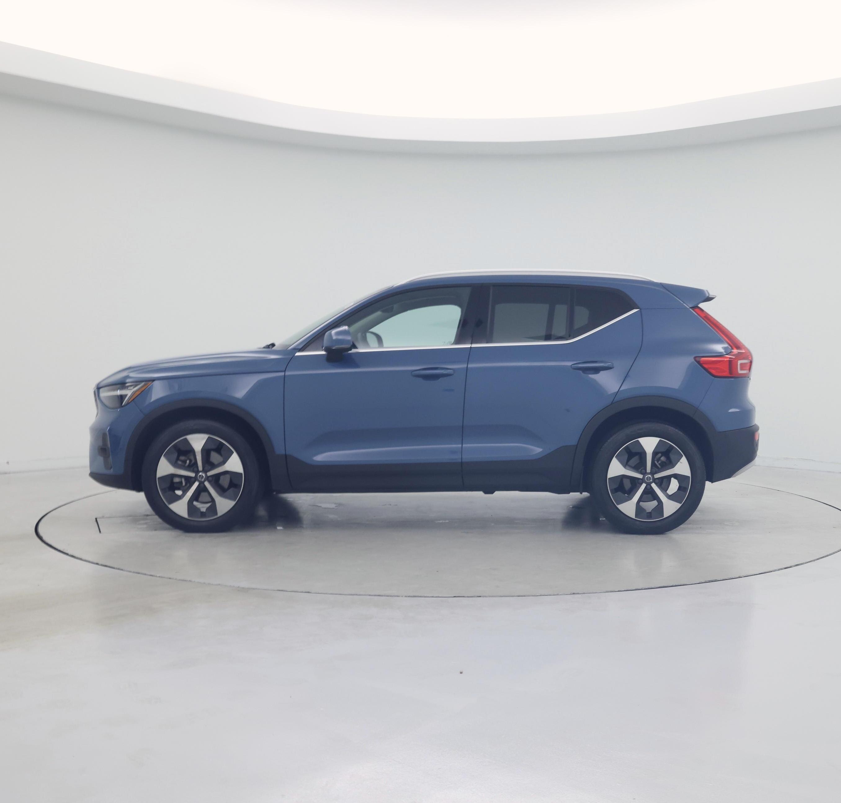 Thumbnail: 2023 Volvo XC40 - 3