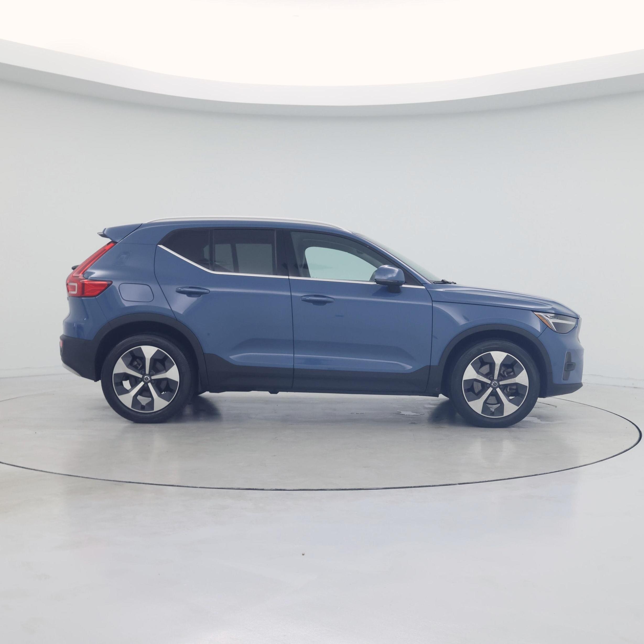 Thumbnail: 2023 Volvo XC40 - 7