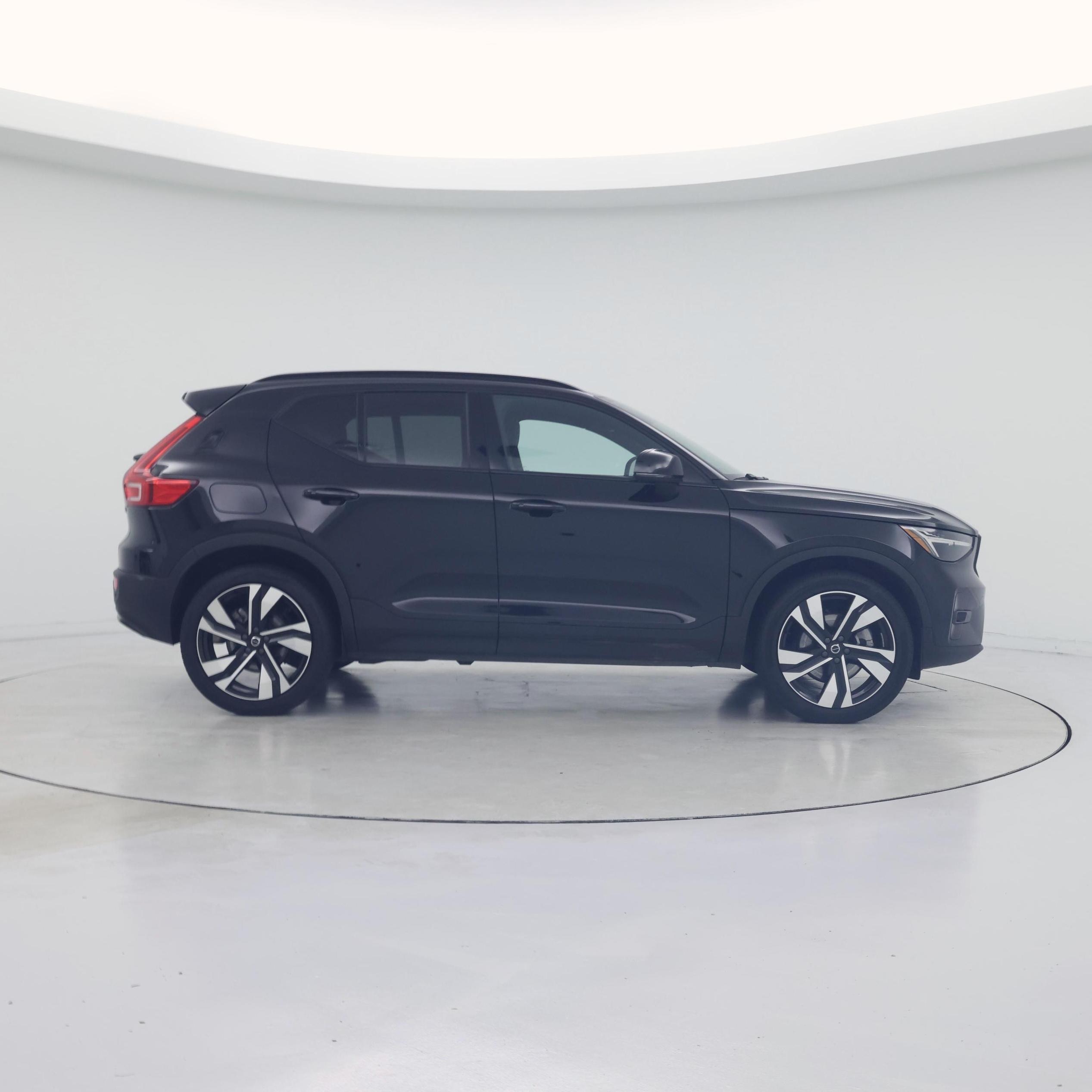 Thumbnail: 2023 Volvo XC40 - 7