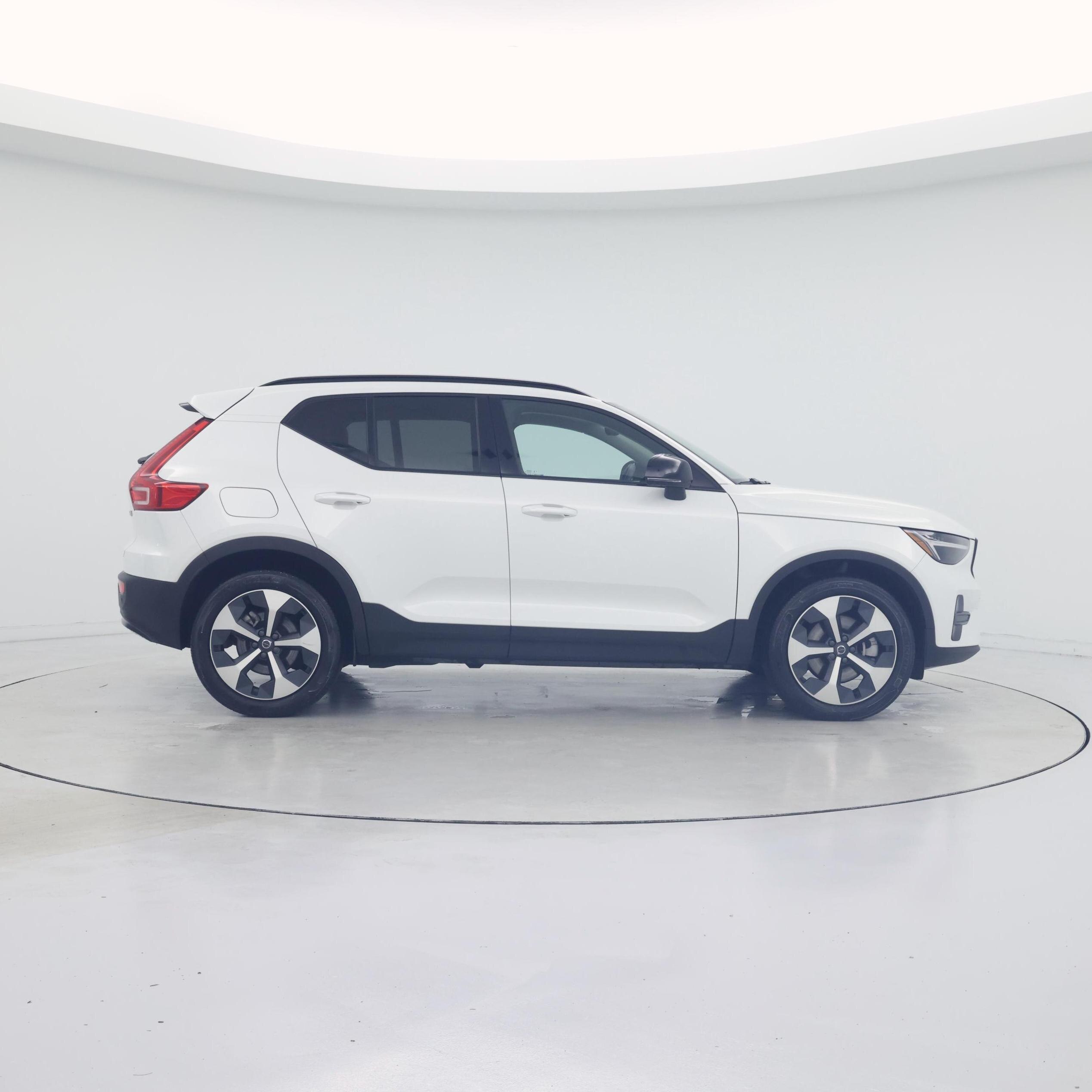 Thumbnail: 2024 Volvo XC40 - 7