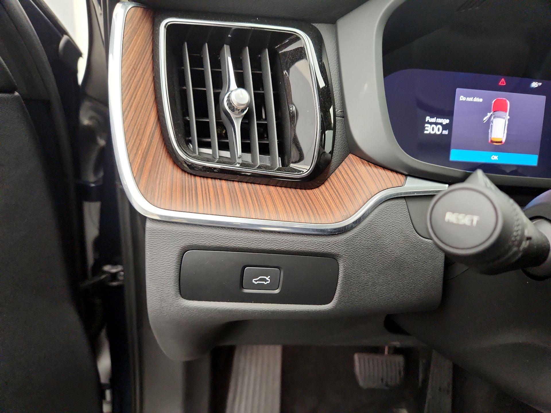 Thumbnail: 2023 Volvo XC60 - 13