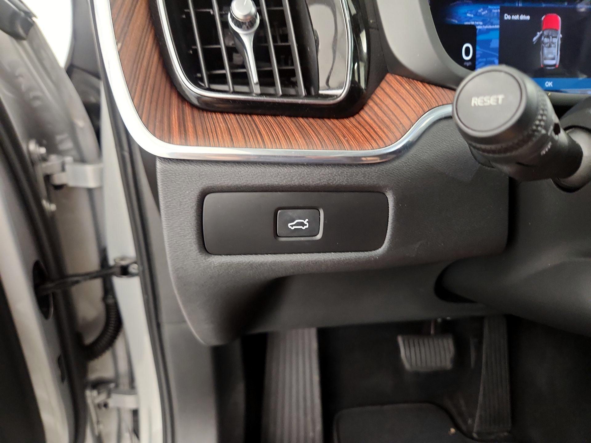 Thumbnail: 2023 Volvo XC60 - 13