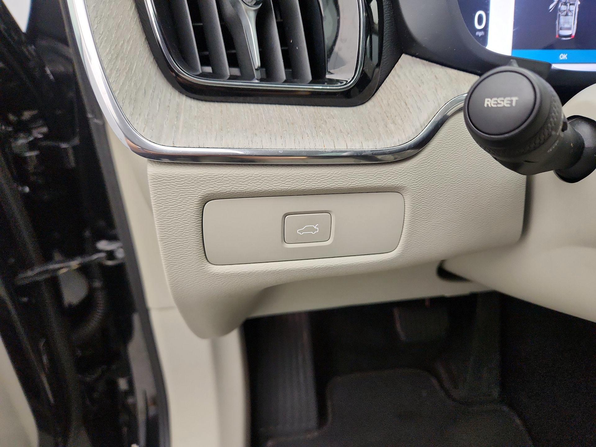 Thumbnail: 2023 Volvo XC60 - 13