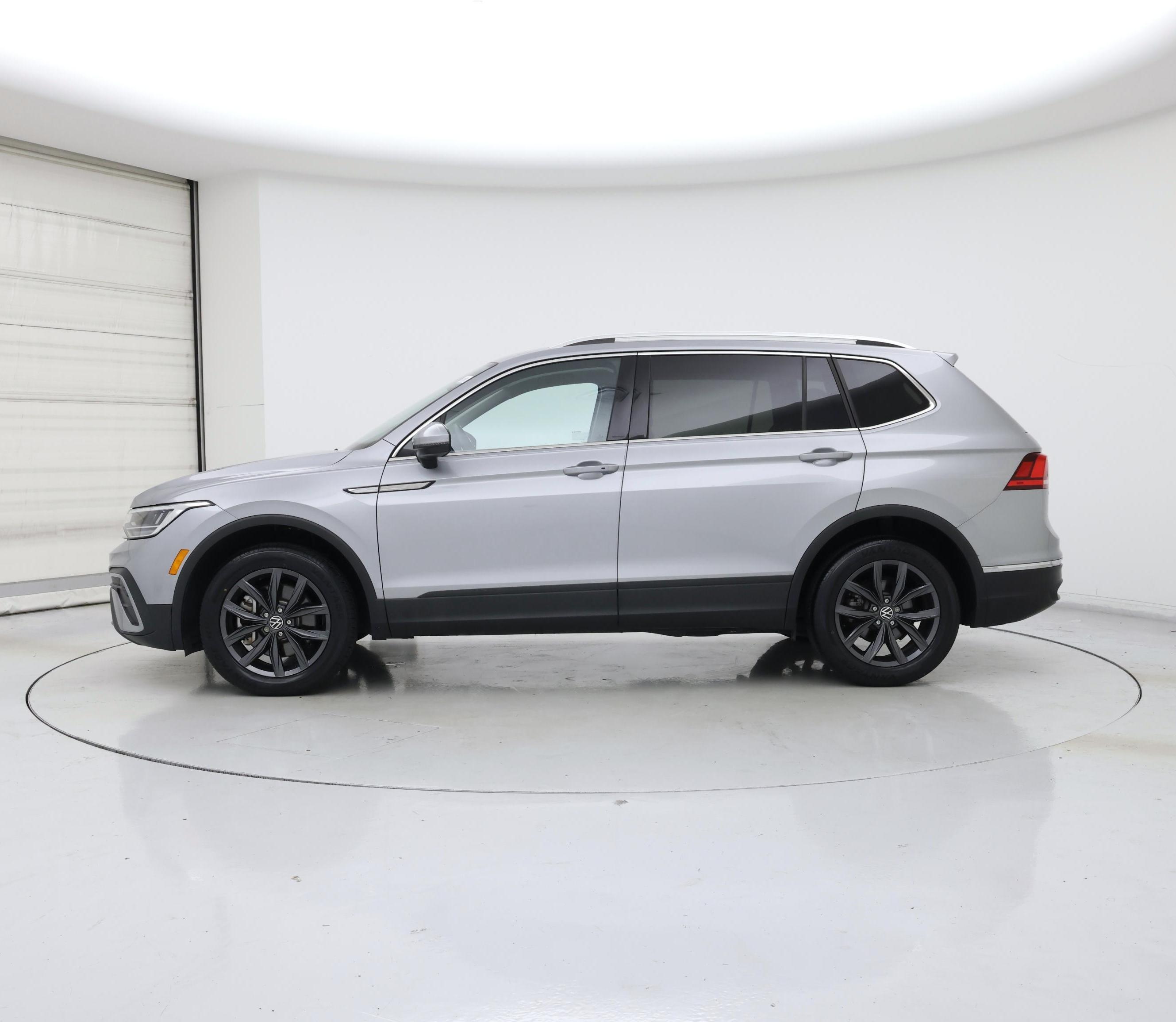 Thumbnail: 2023 Volkswagen Tiguan - 3