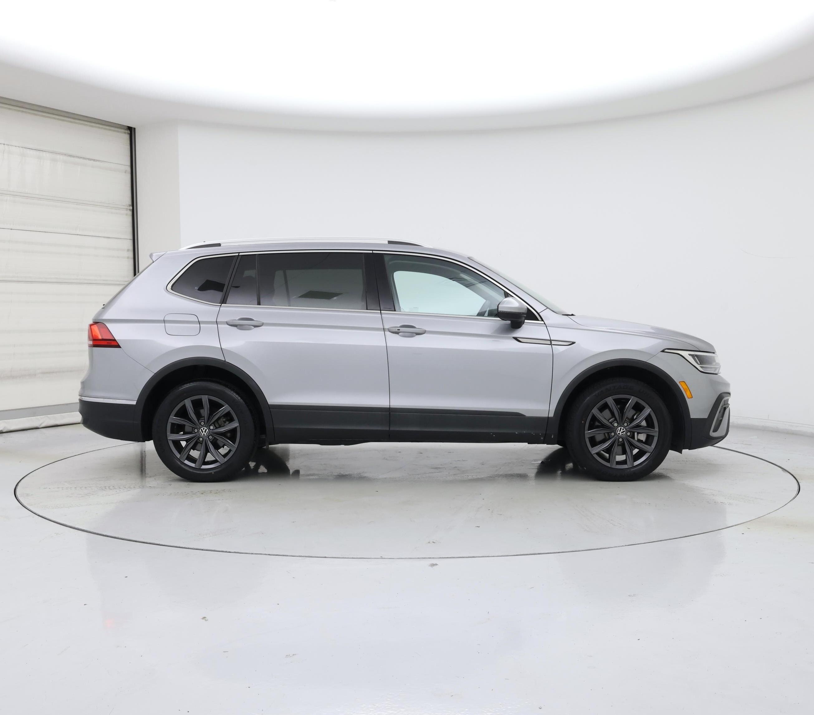 Thumbnail: 2023 Volkswagen Tiguan - 7
