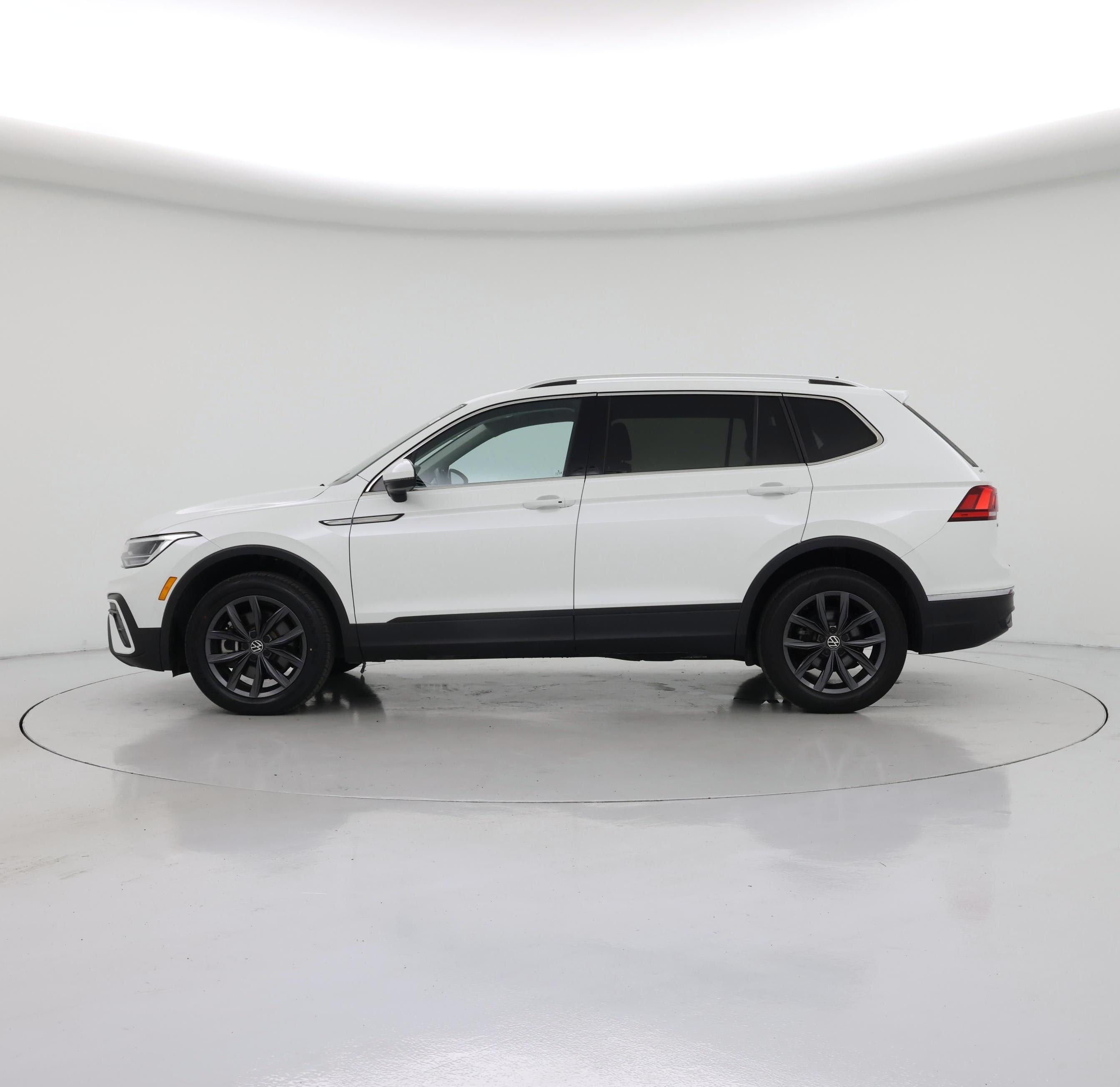 Thumbnail: 2023 Volkswagen Tiguan - 3