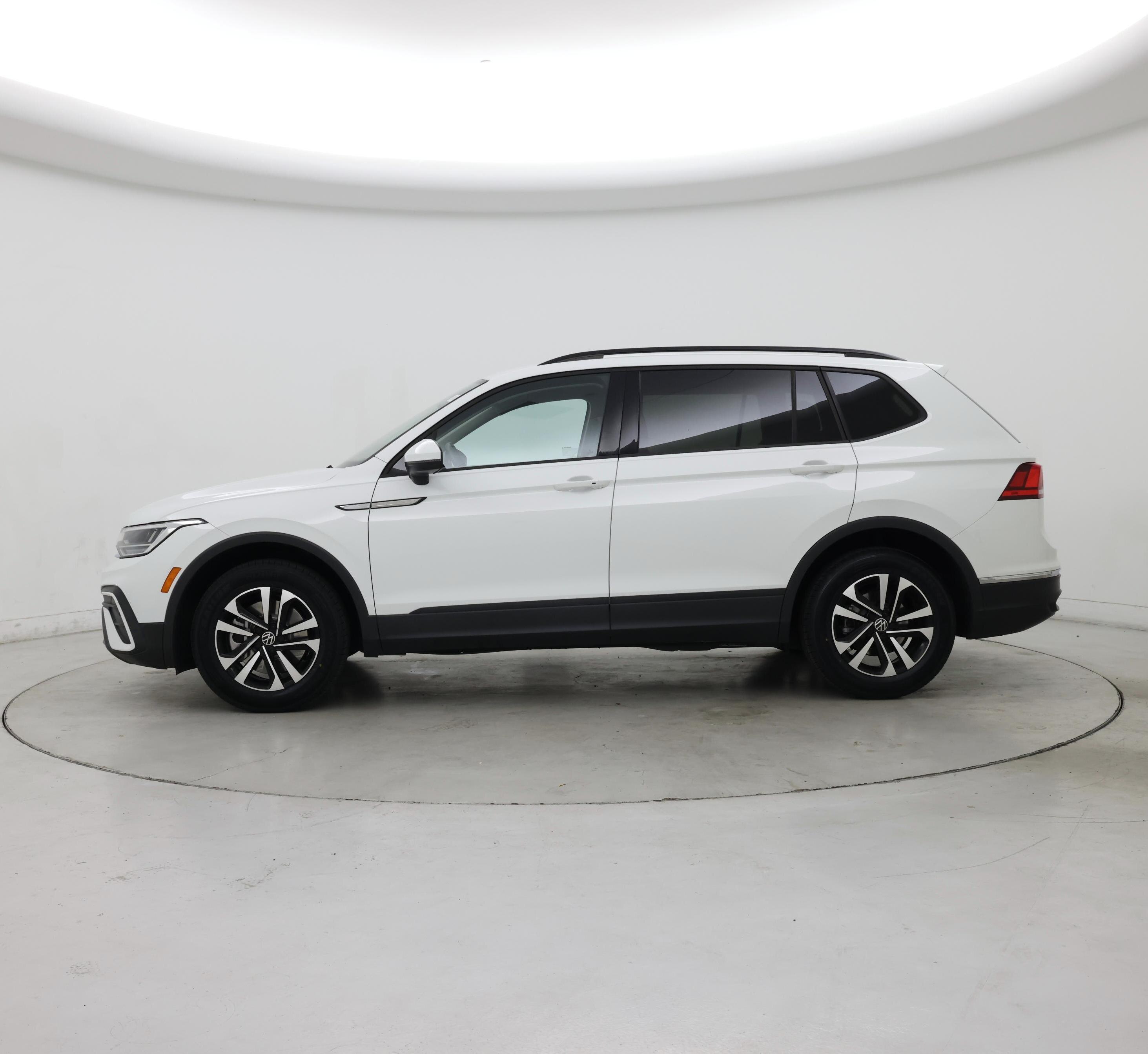 Thumbnail: 2023 Volkswagen Tiguan - 3