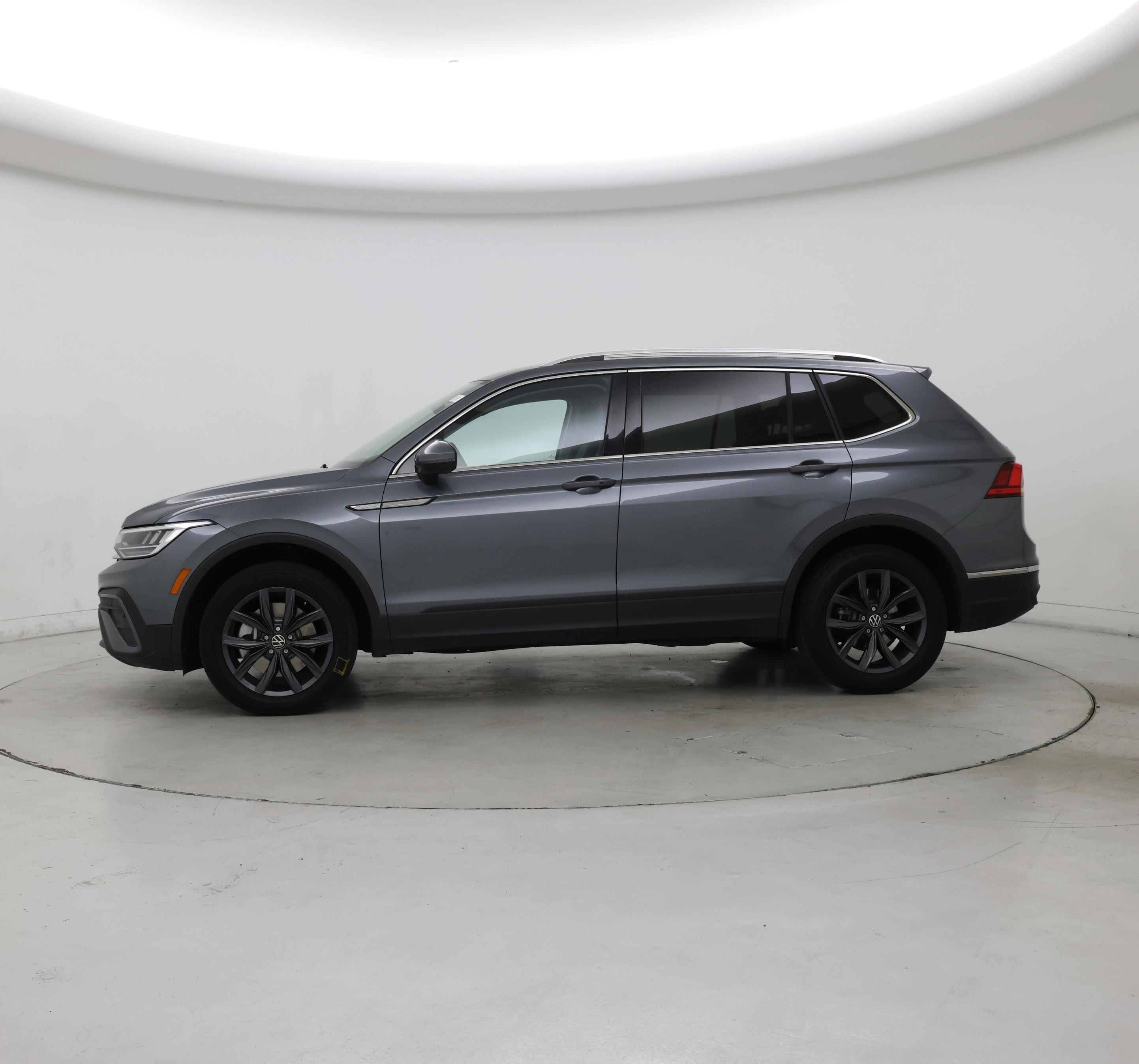 Thumbnail: 2023 Volkswagen Tiguan - 3