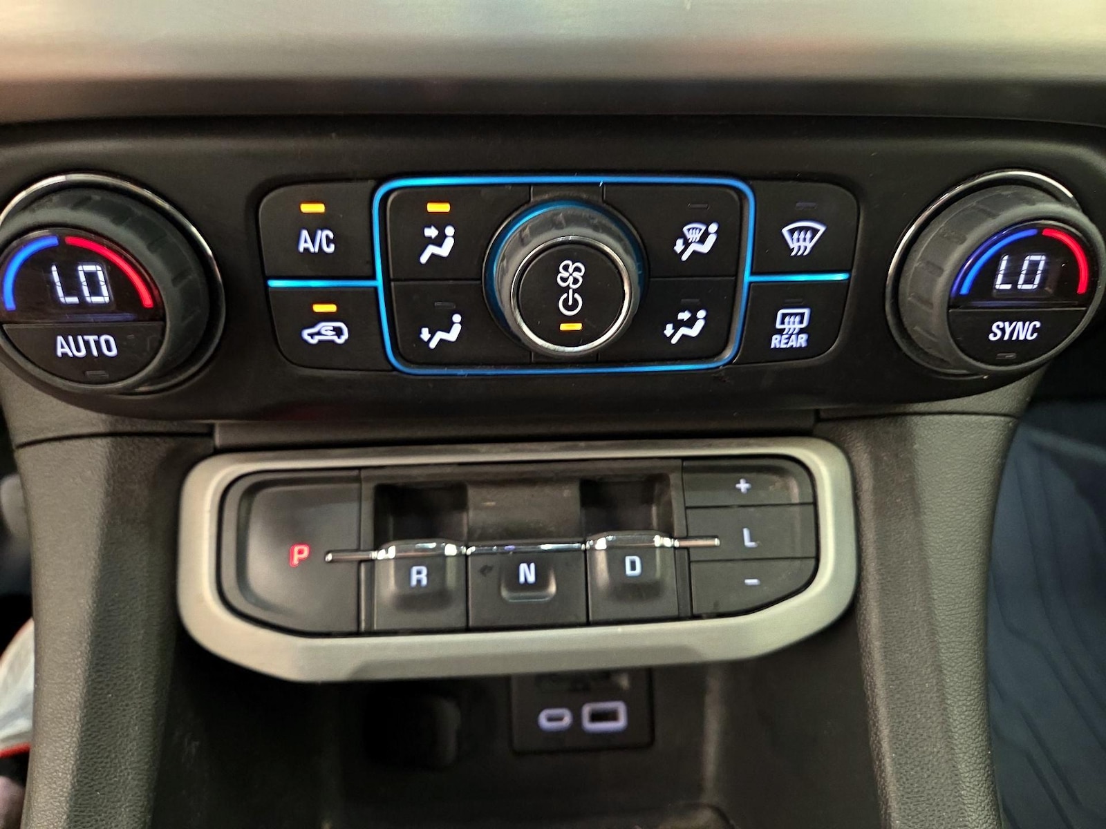 2023 GMC Acadia SLT - Photo 16