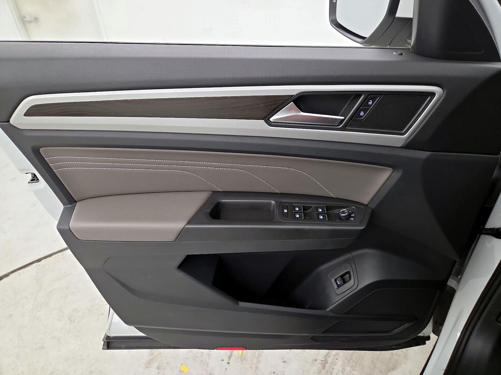 2023 Volkswagen Atlas SE w/Tech - Photo 13