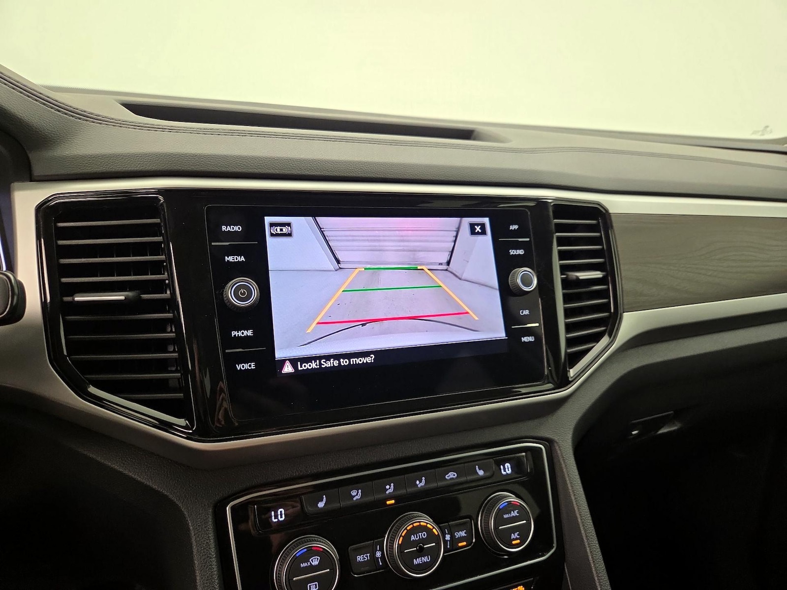2023 Volkswagen Atlas SE w/Tech - Photo 15