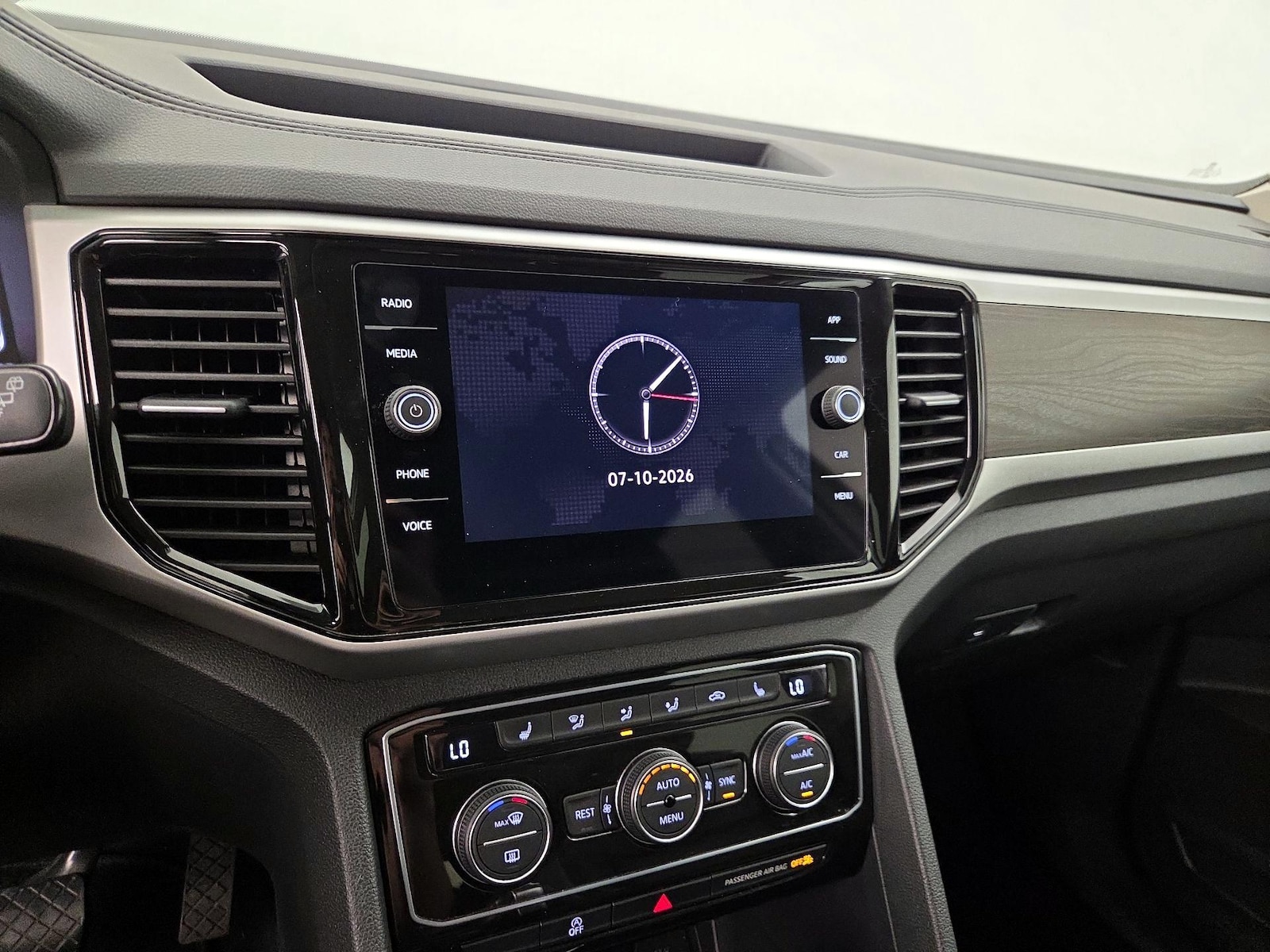 2023 Volkswagen Atlas SE w/Tech - Photo 16