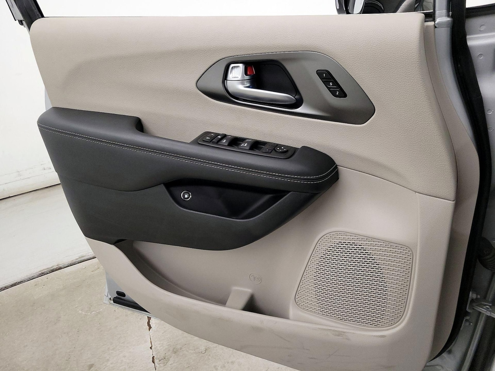 2024 Chrysler Pacifica PHEV Select - Photo 13
