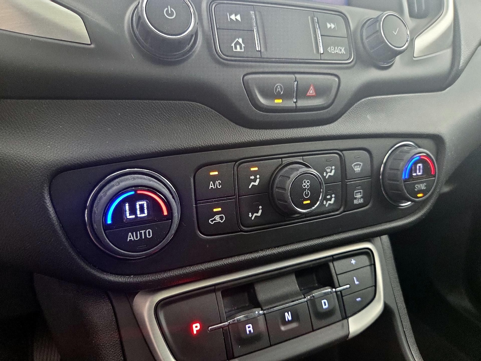 2023 GMC Terrain SLT - Photo 18