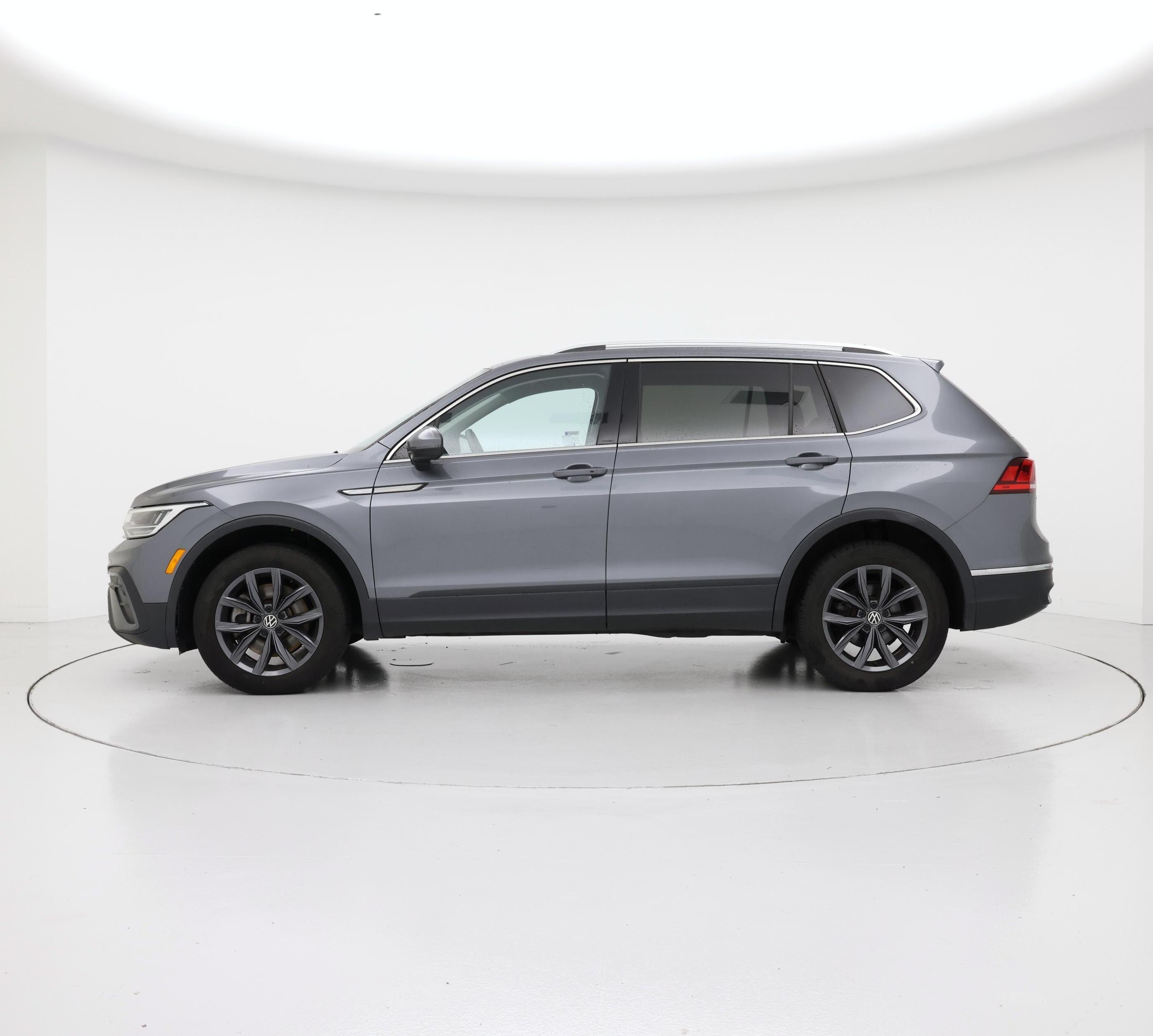 Thumbnail: 2023 Volkswagen Tiguan - 3
