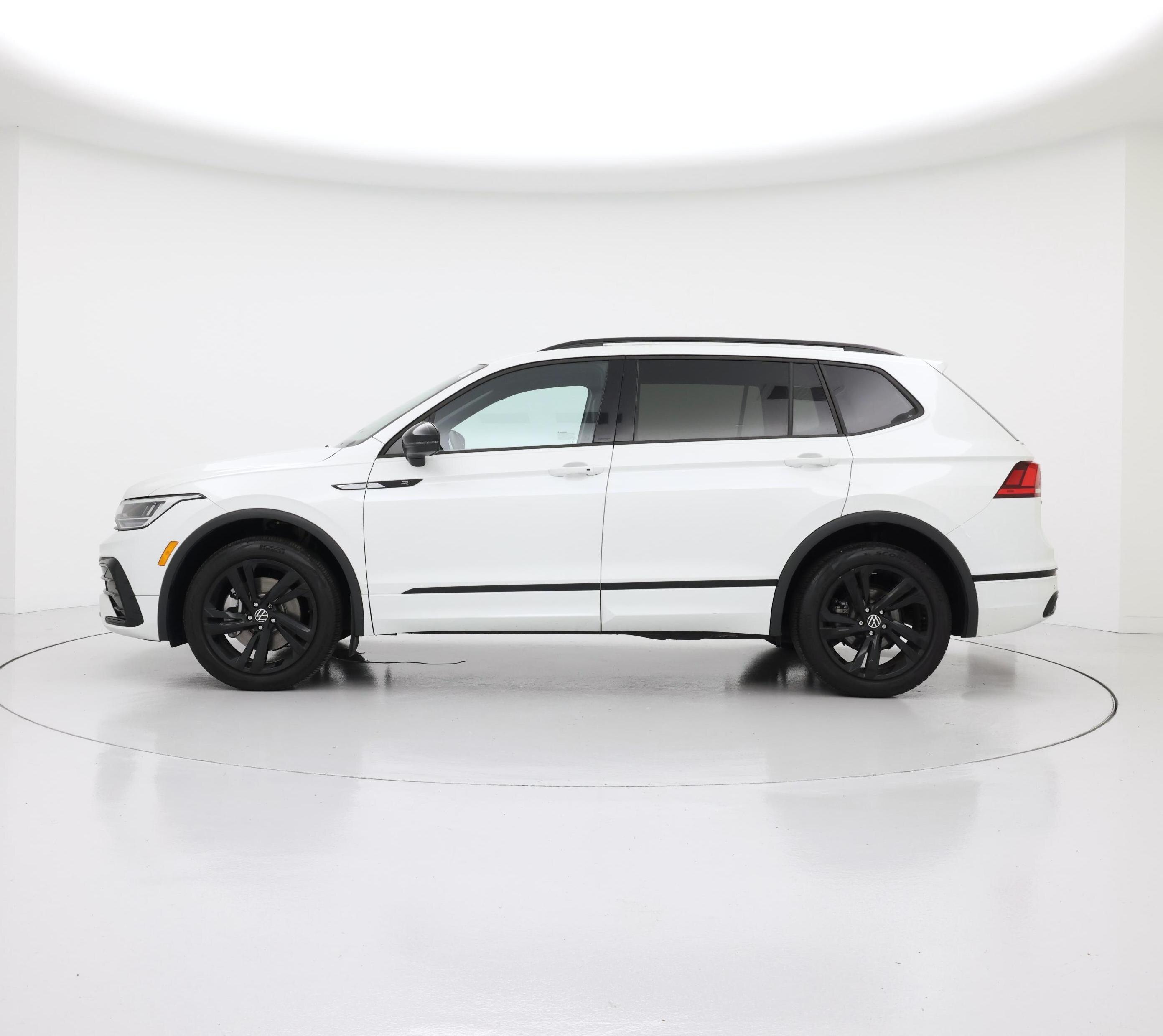 Thumbnail: 2023 Volkswagen Tiguan - 3