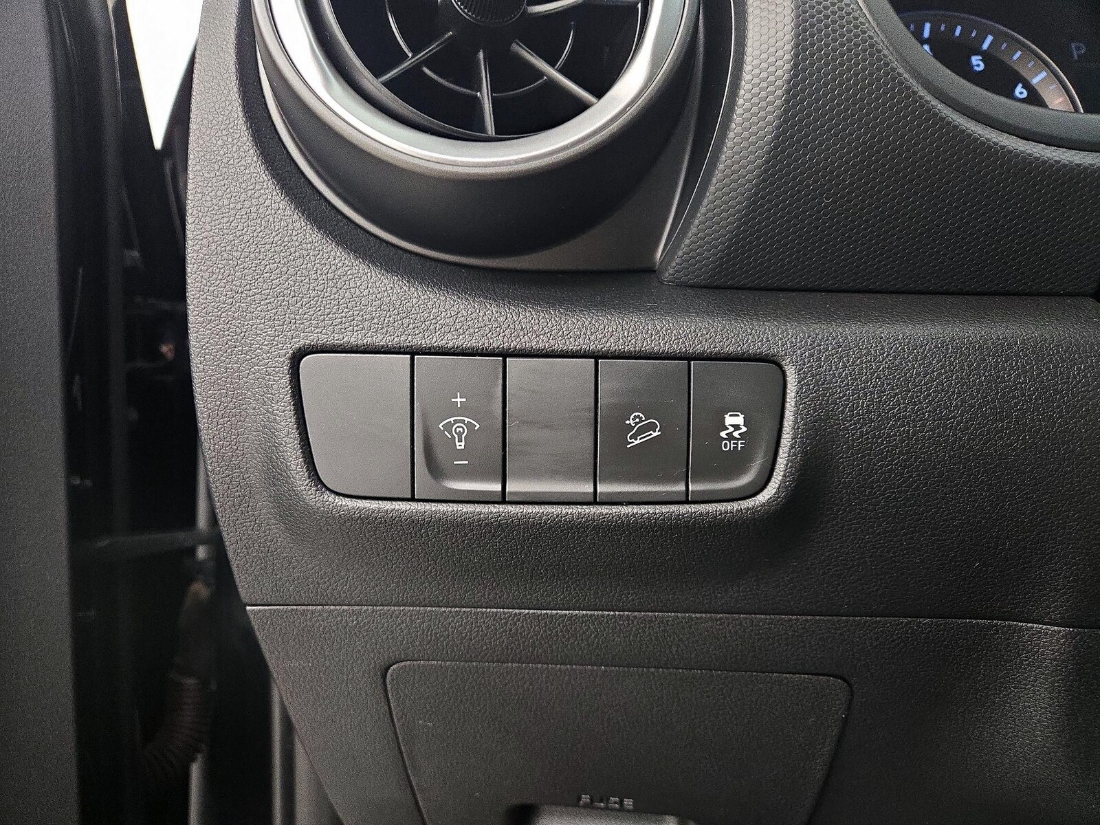 2023 Hyundai Kona SE - Photo 14