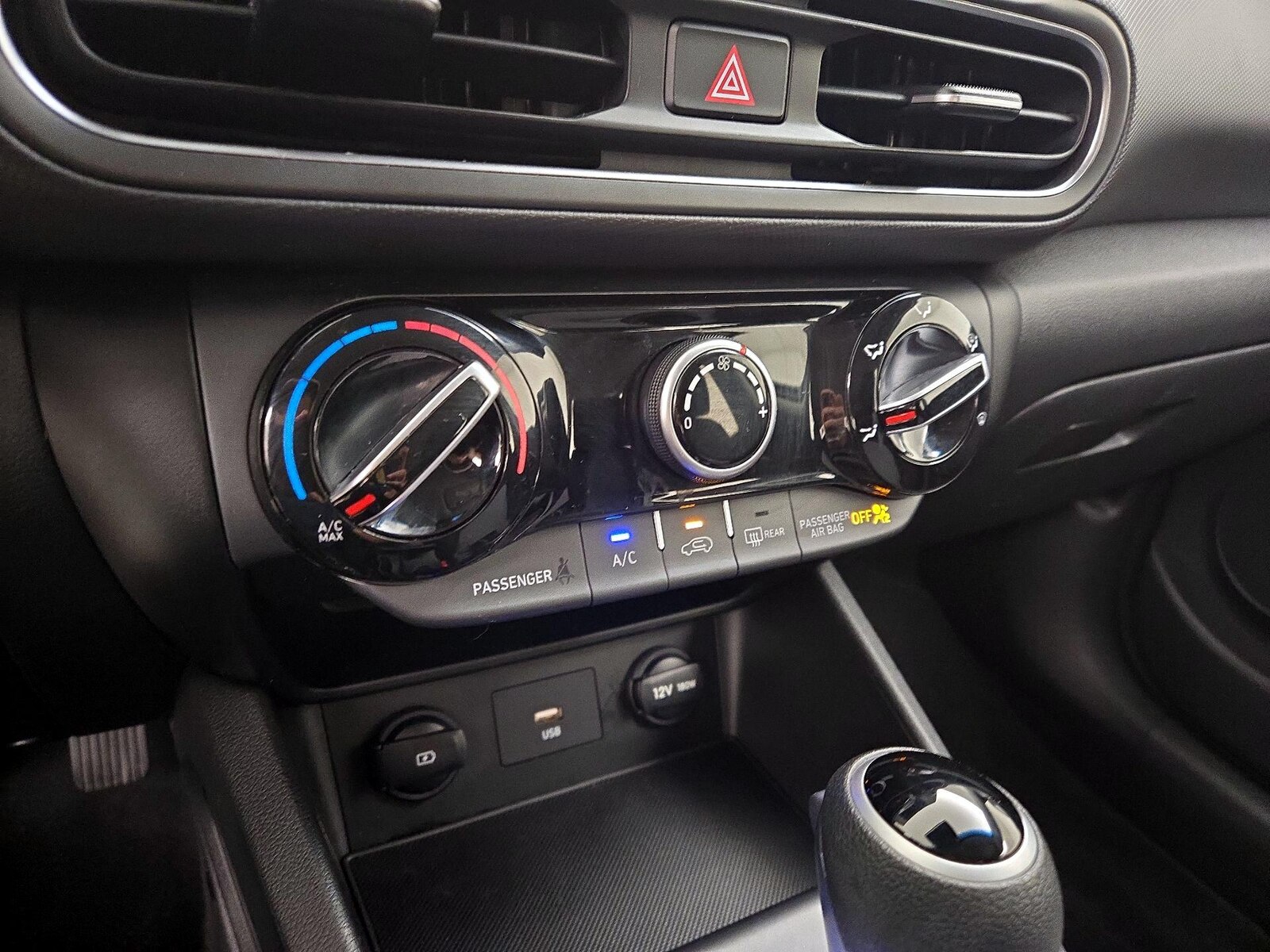 2023 Hyundai Kona SE - Photo 17