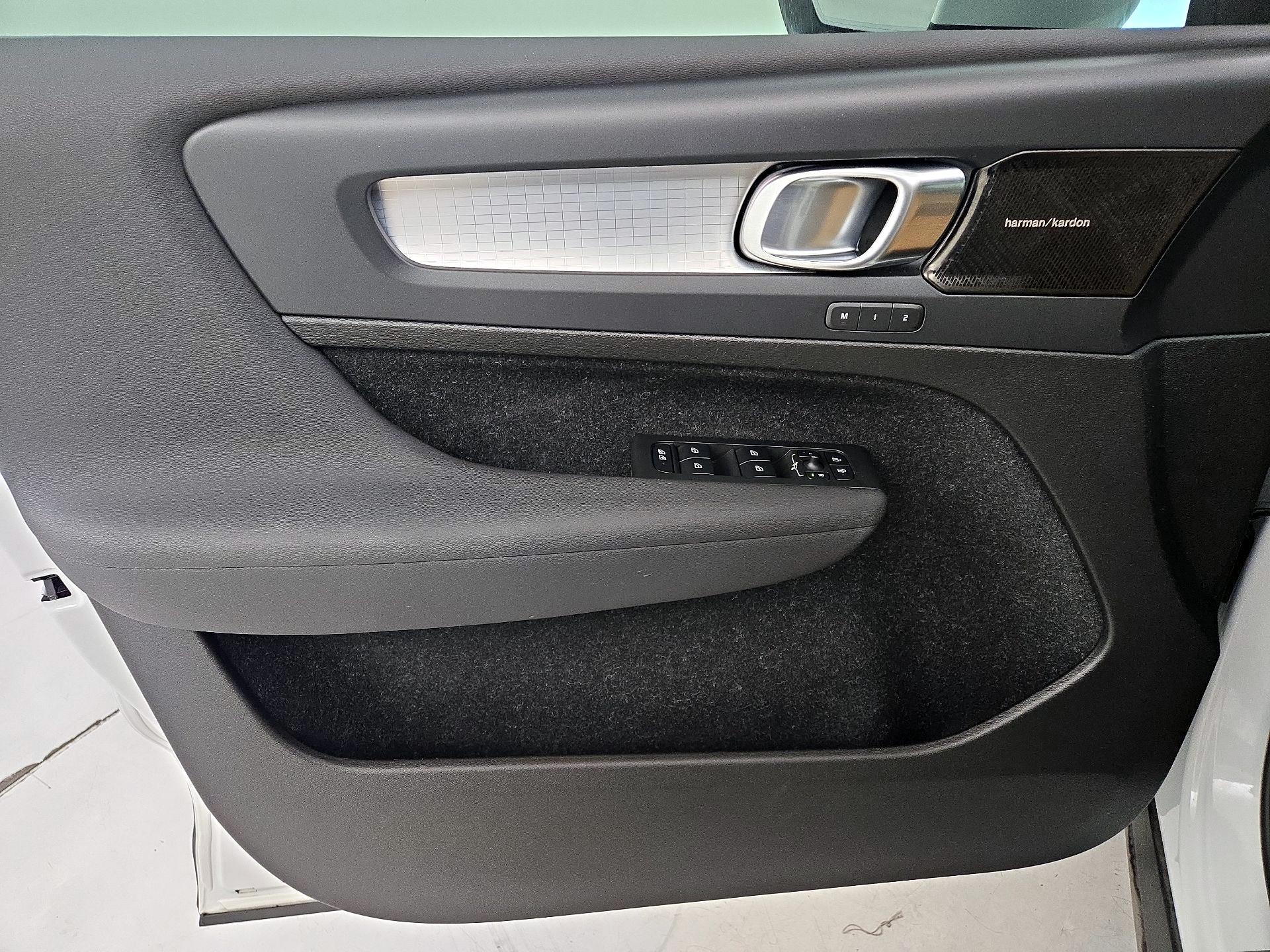 Thumbnail: 2020 Volvo XC40 - 12