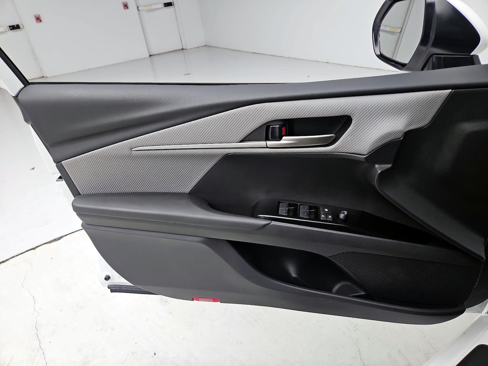 2026 Toyota Camry SE - Photo 13