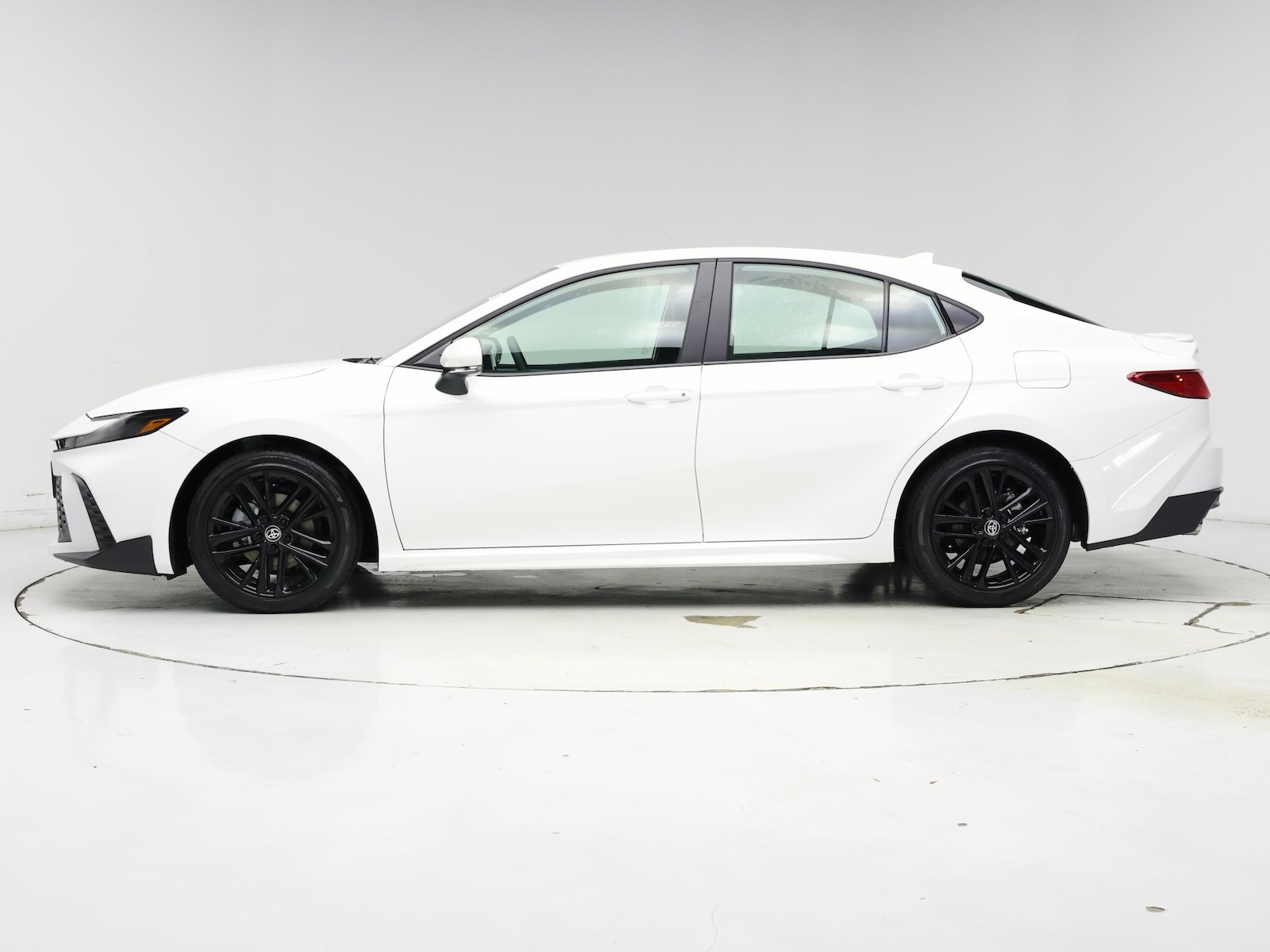 2026 Toyota Camry SE - Photo 4