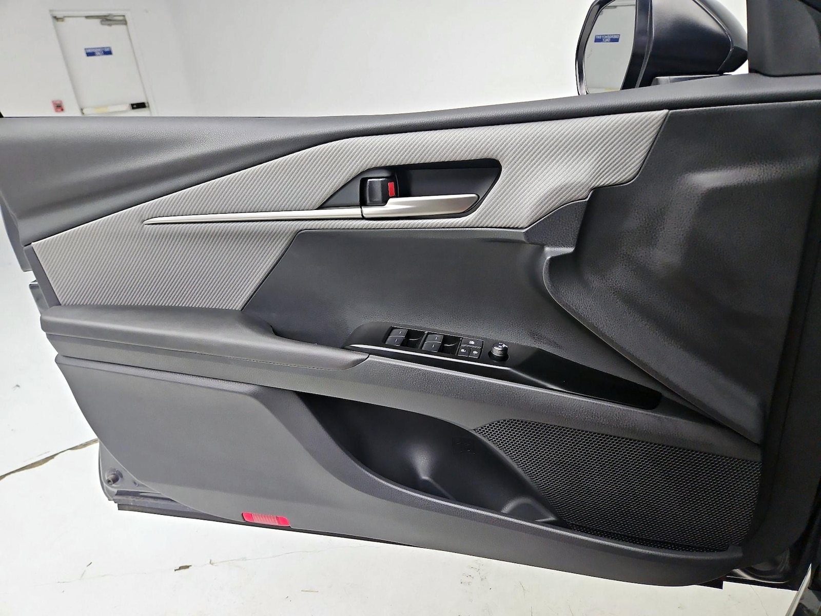2026 Toyota Camry SE - Photo 13