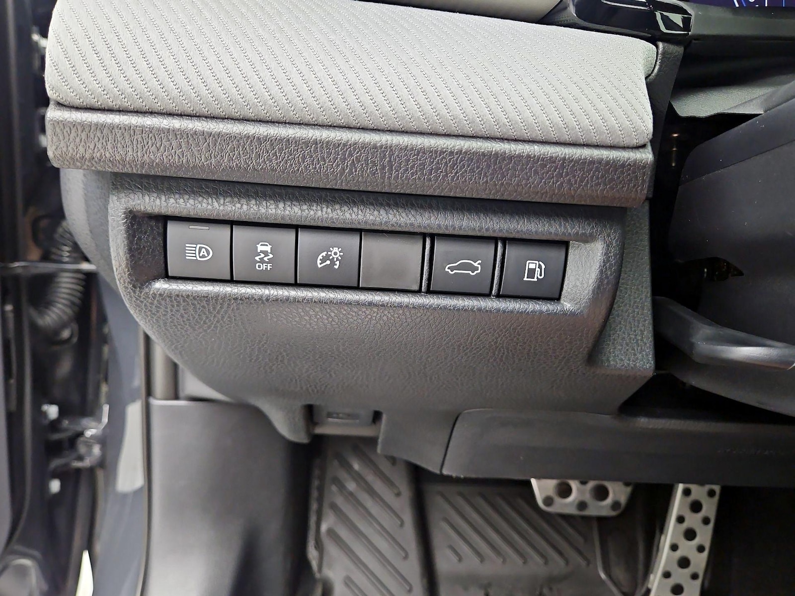2026 Toyota Camry SE - Photo 14