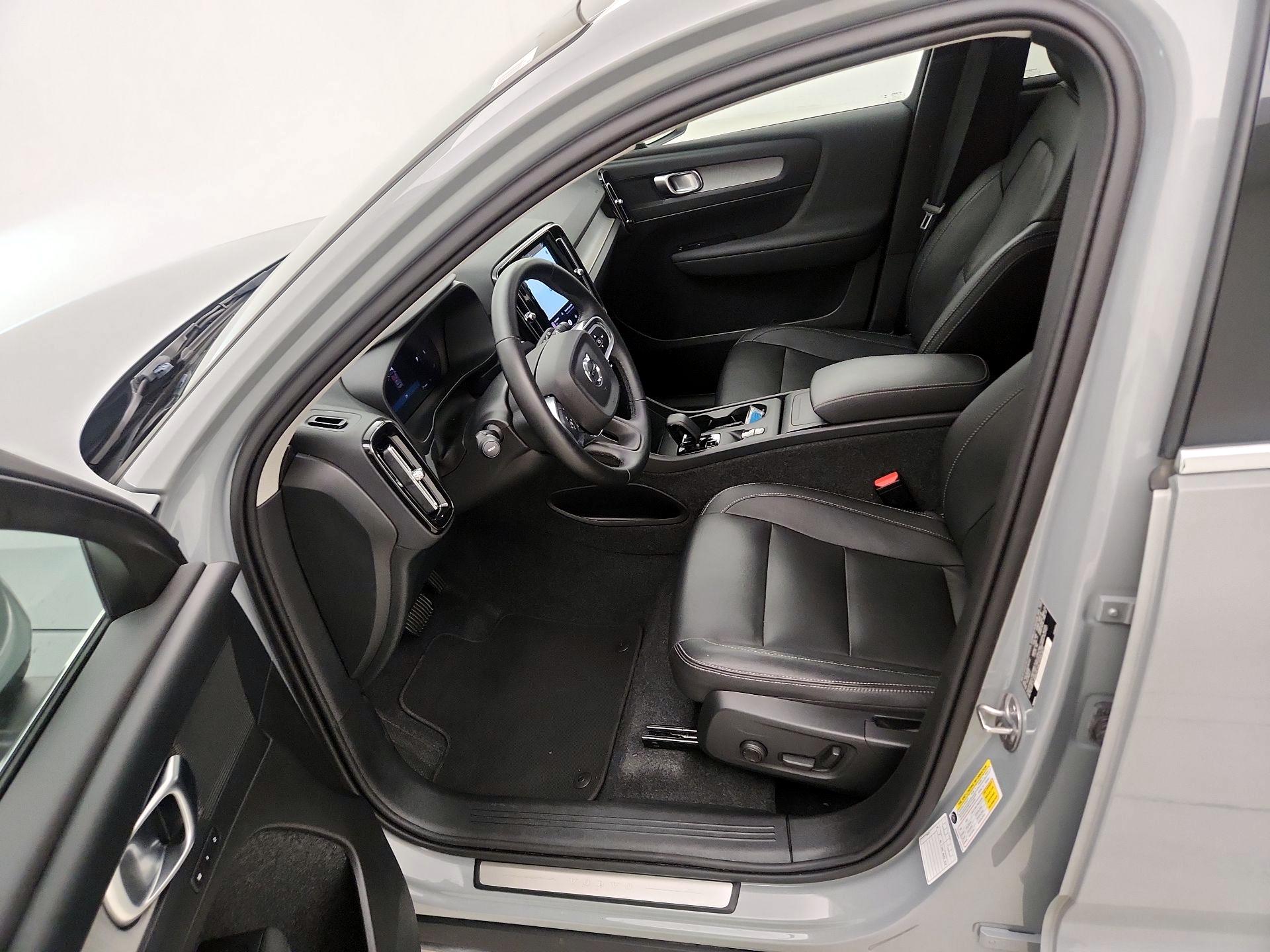 Thumbnail: 2025 Volvo XC40 - 11