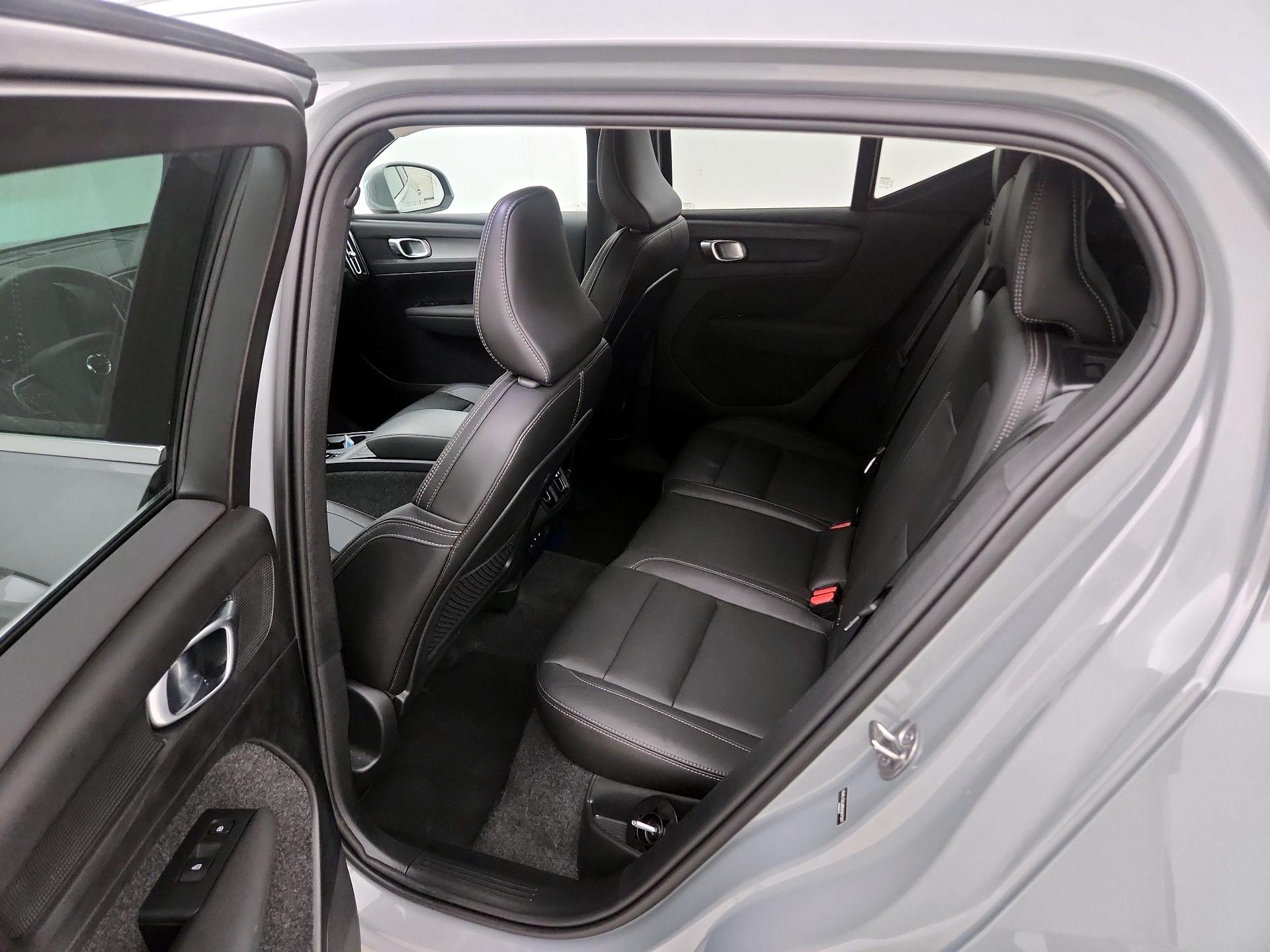 Thumbnail: 2025 Volvo XC40 - 20