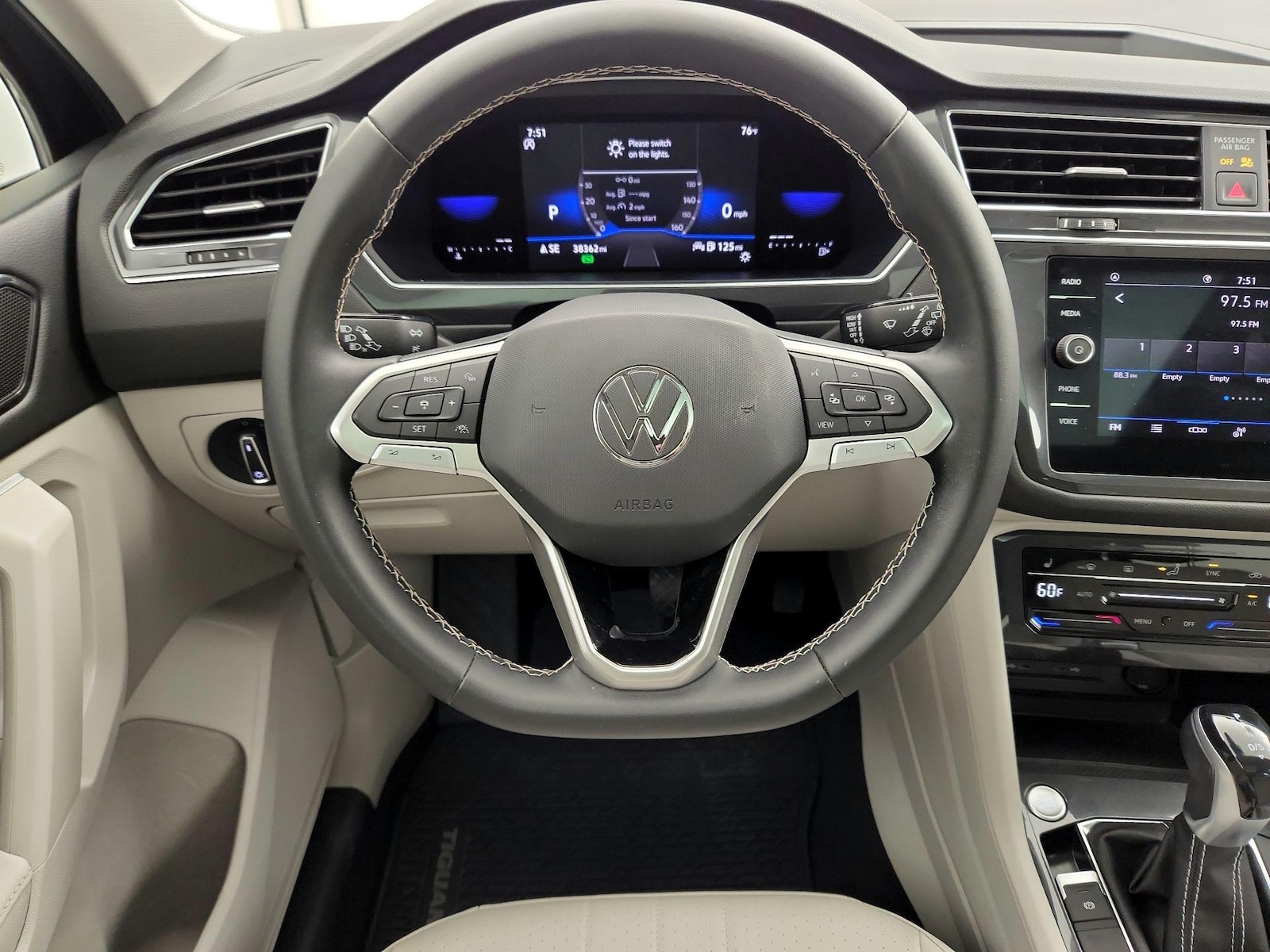 2023 Volkswagen Tiguan SE - Photo 11