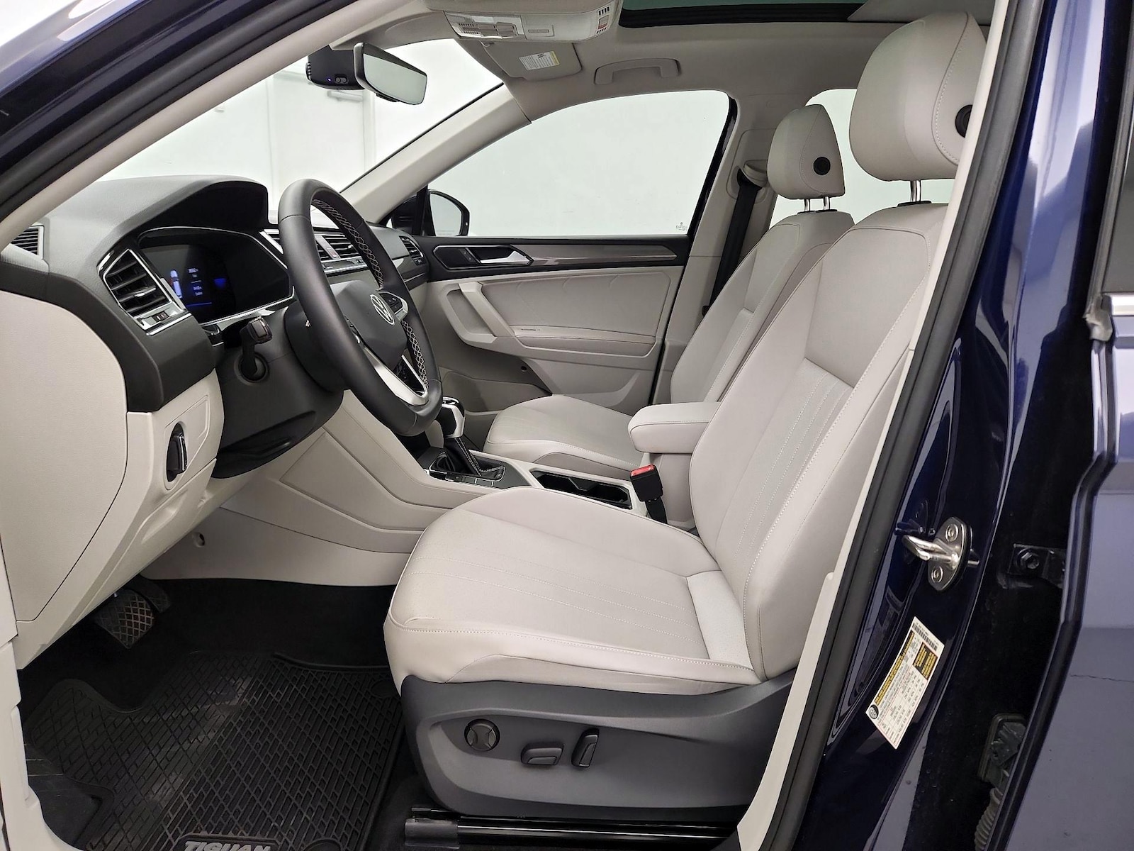 2023 Volkswagen Tiguan SE - Photo 12