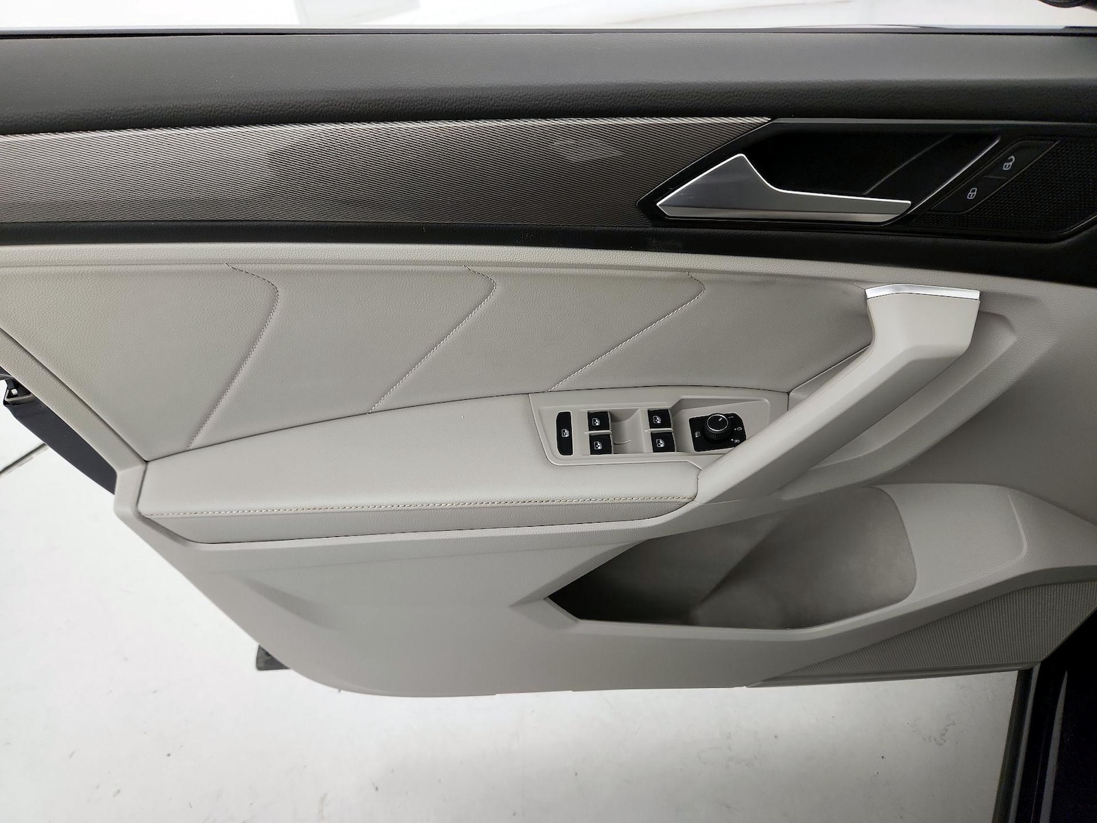 2023 Volkswagen Tiguan SE - Photo 13