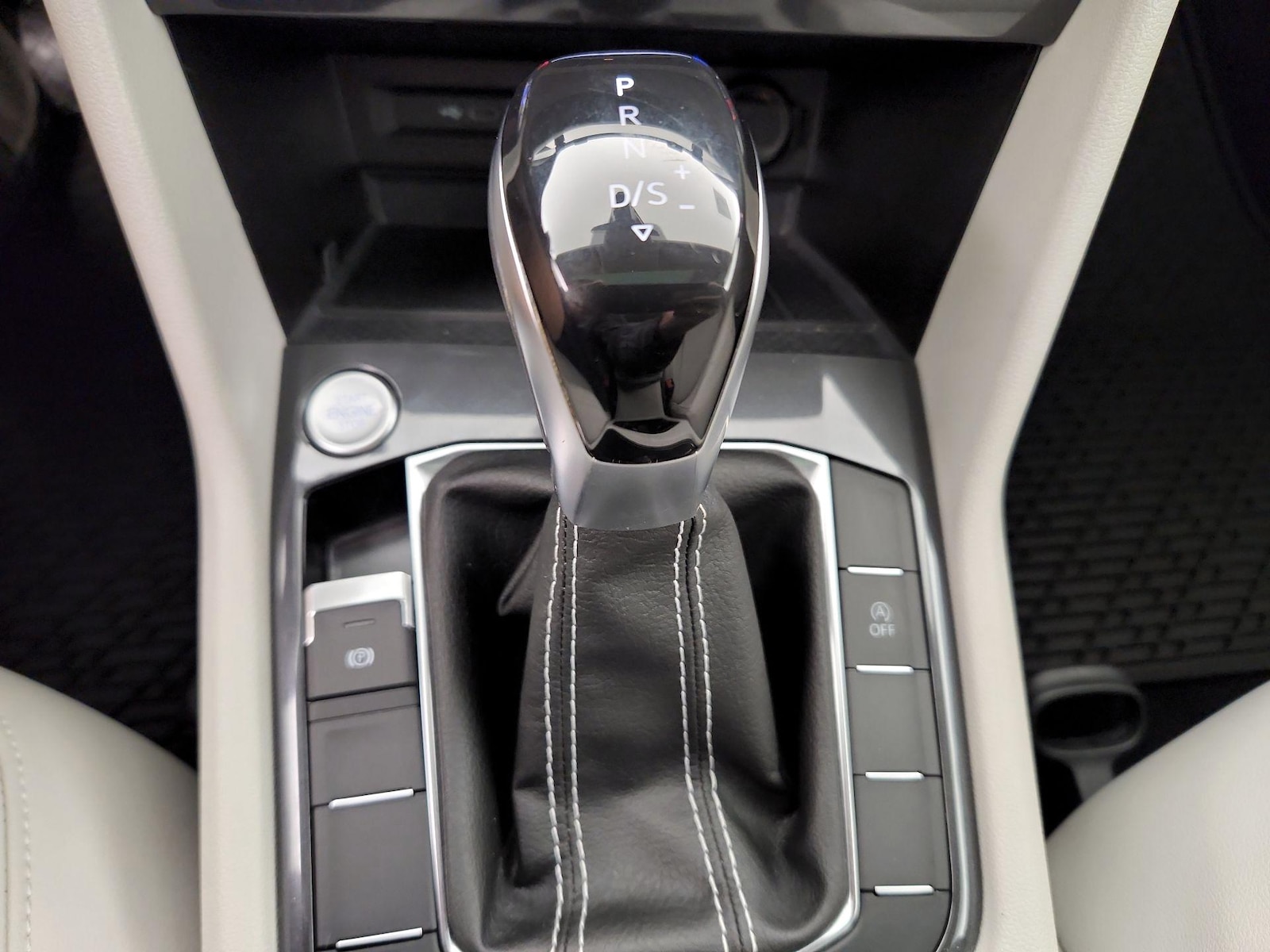 2023 Volkswagen Tiguan SE - Photo 18