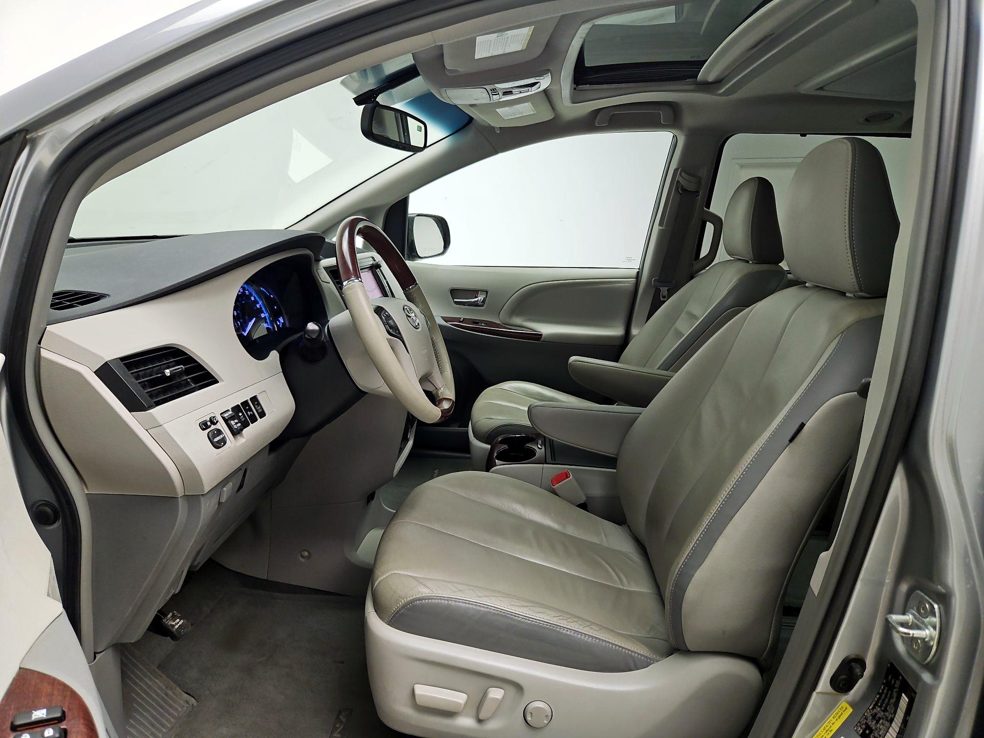 Thumbnail: 2014 Toyota Sienna - 11