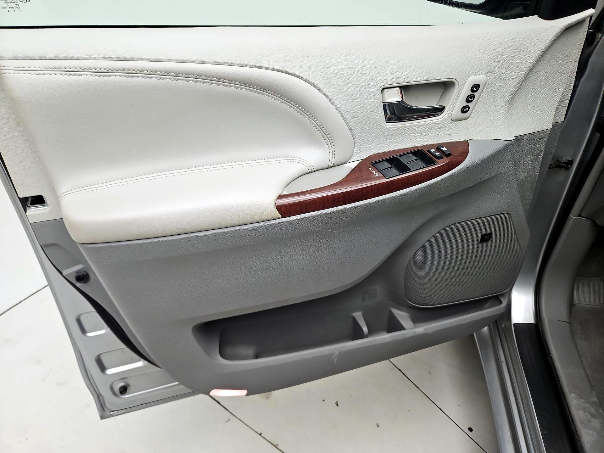 Thumbnail: 2014 Toyota Sienna - 12